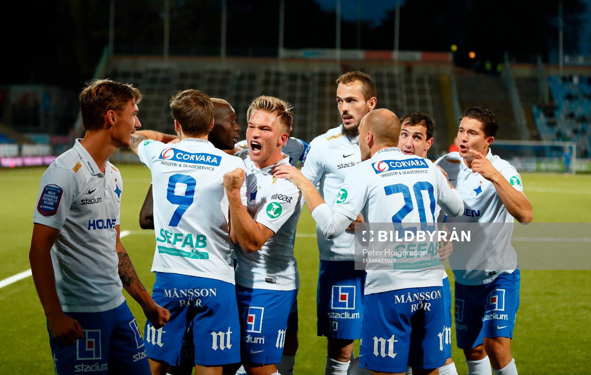 Norrköpings spelare med Nicklas Bärkroth och <n10 jublar