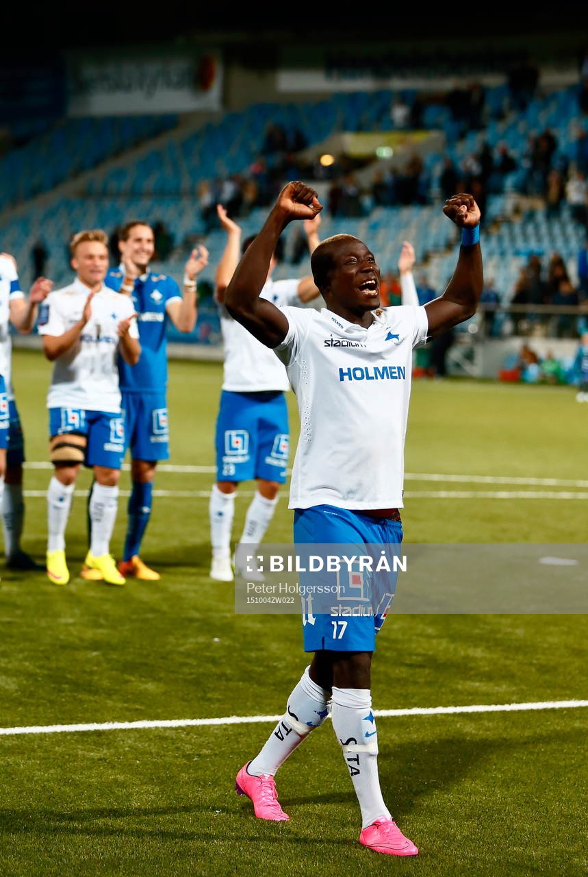 Norrköpings Alhaji Kamara sjunger med publiken