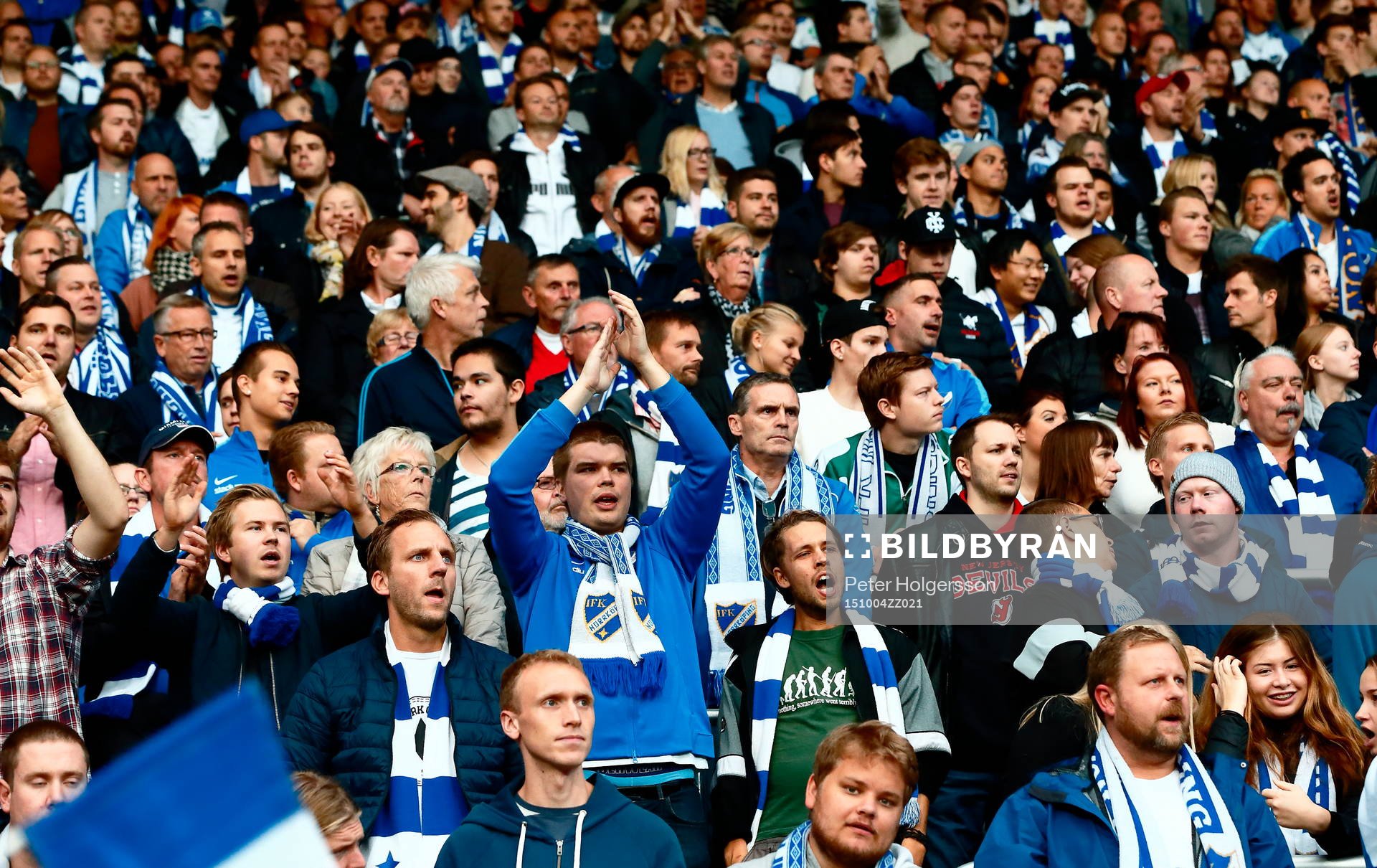 Norrköpings supporters på en fullsatt ståplatsläktare