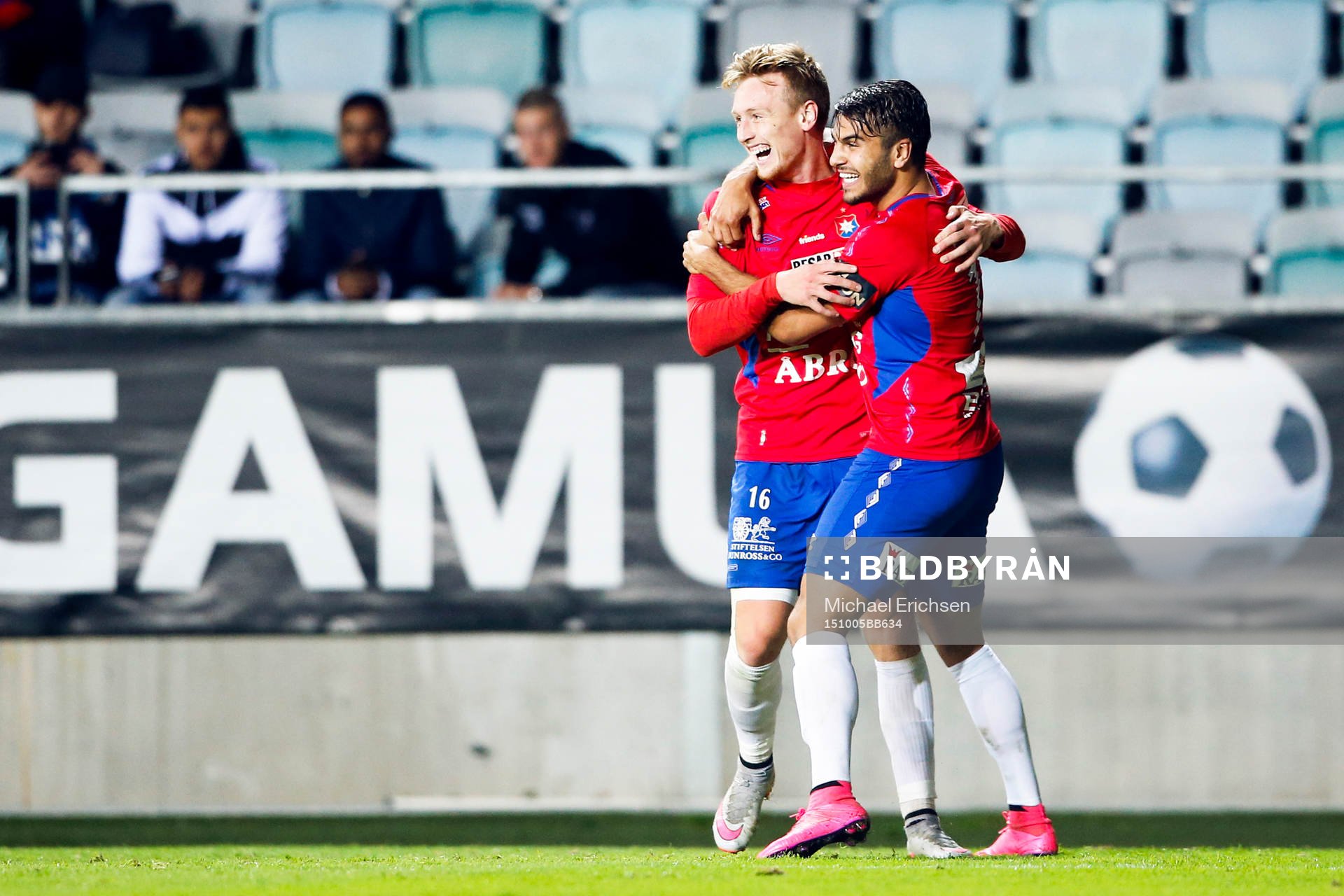 Örgrytes Sebastian Olsson jublar