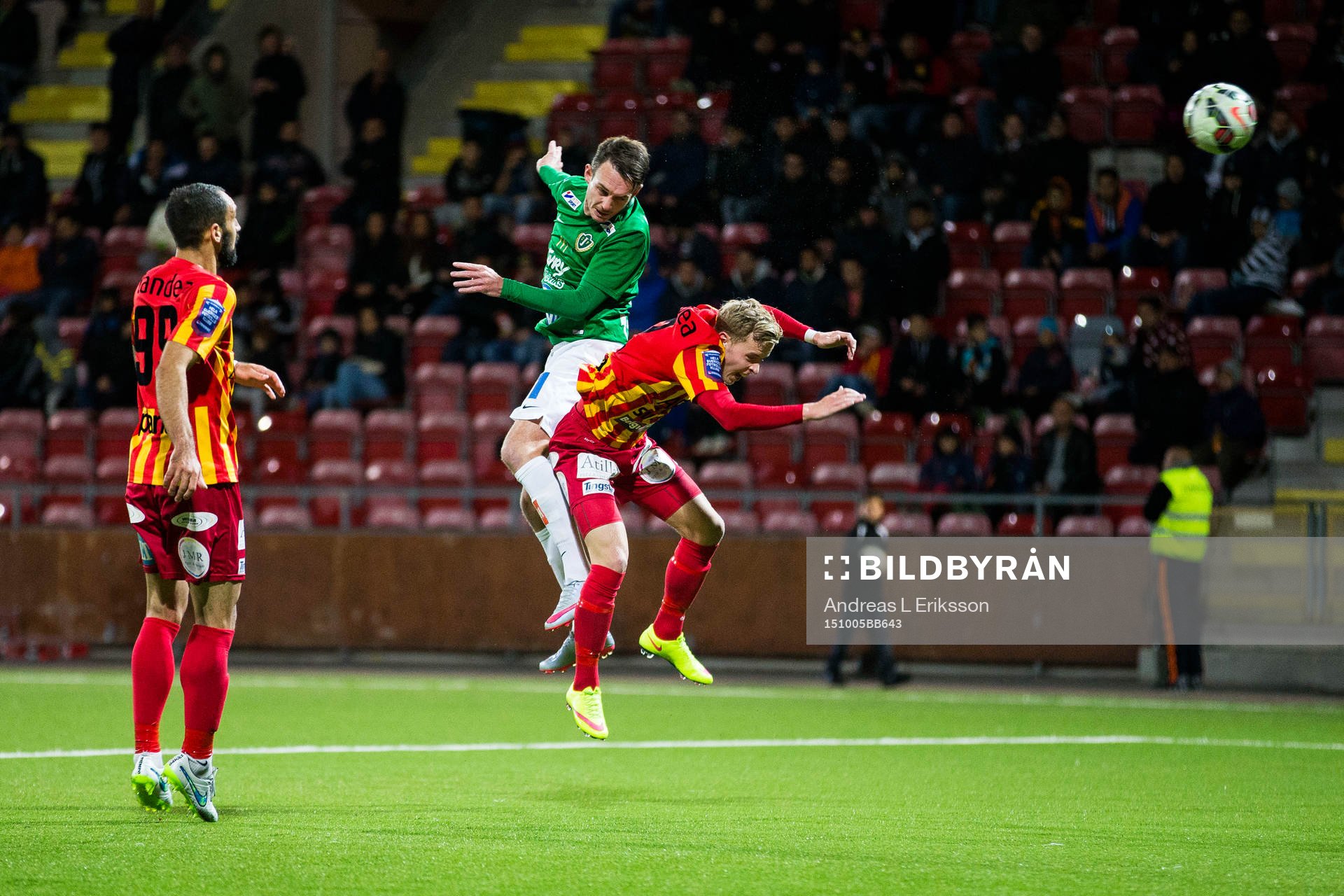 Jönköpings Daryl Smylie i en nickduell med Syrianskas