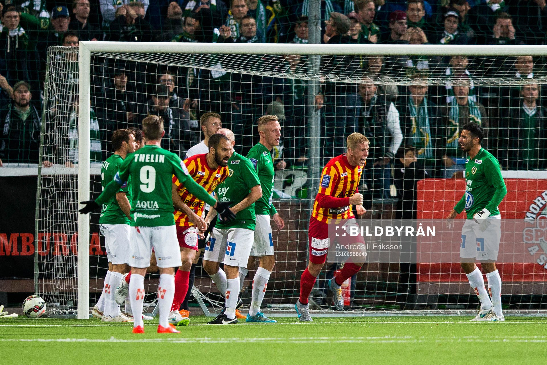 Syrianskas spelare jublar och Jönköpings spelare ser