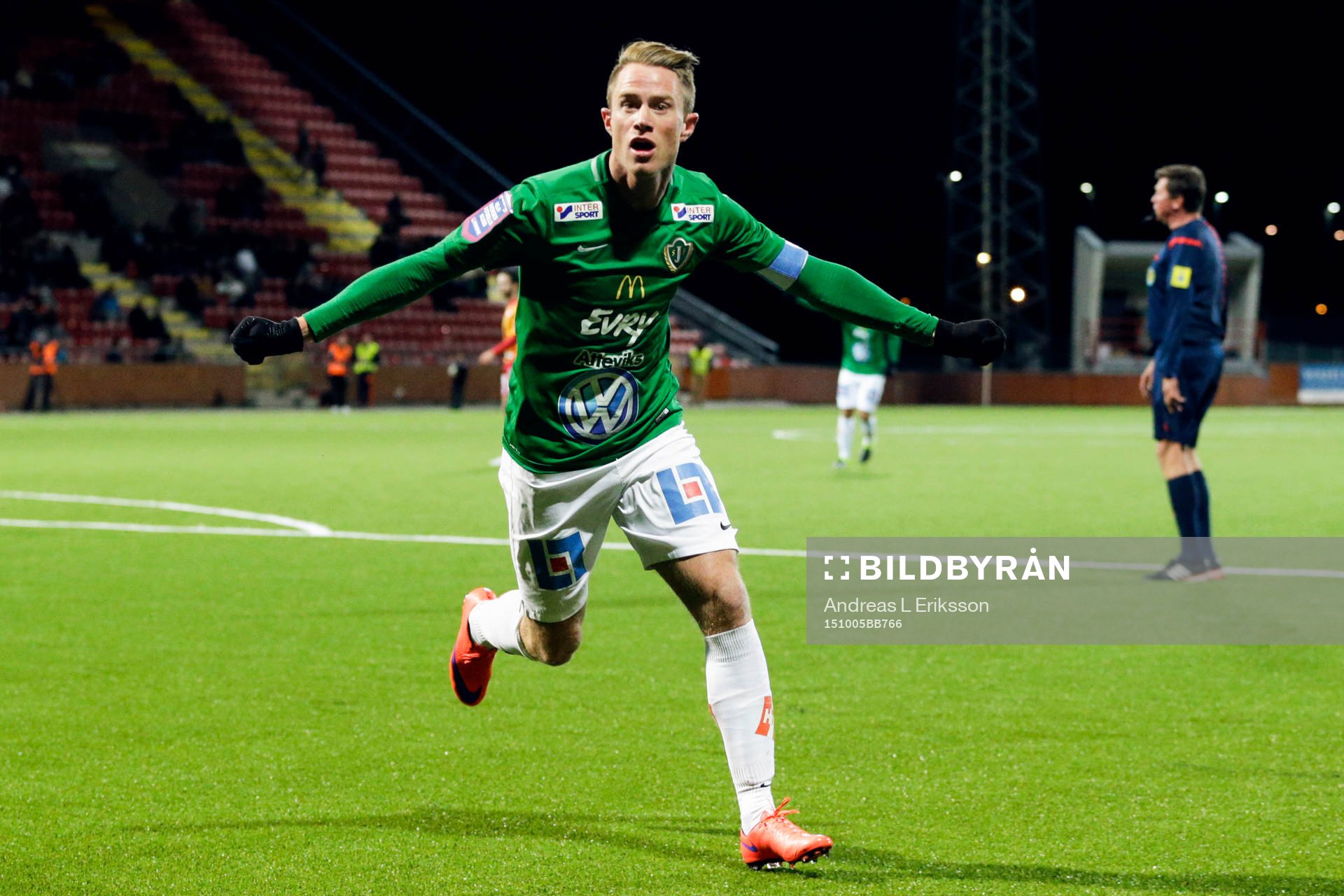 Jönköpings Tommy Thelin kvitterade till 1-1 och jublar
