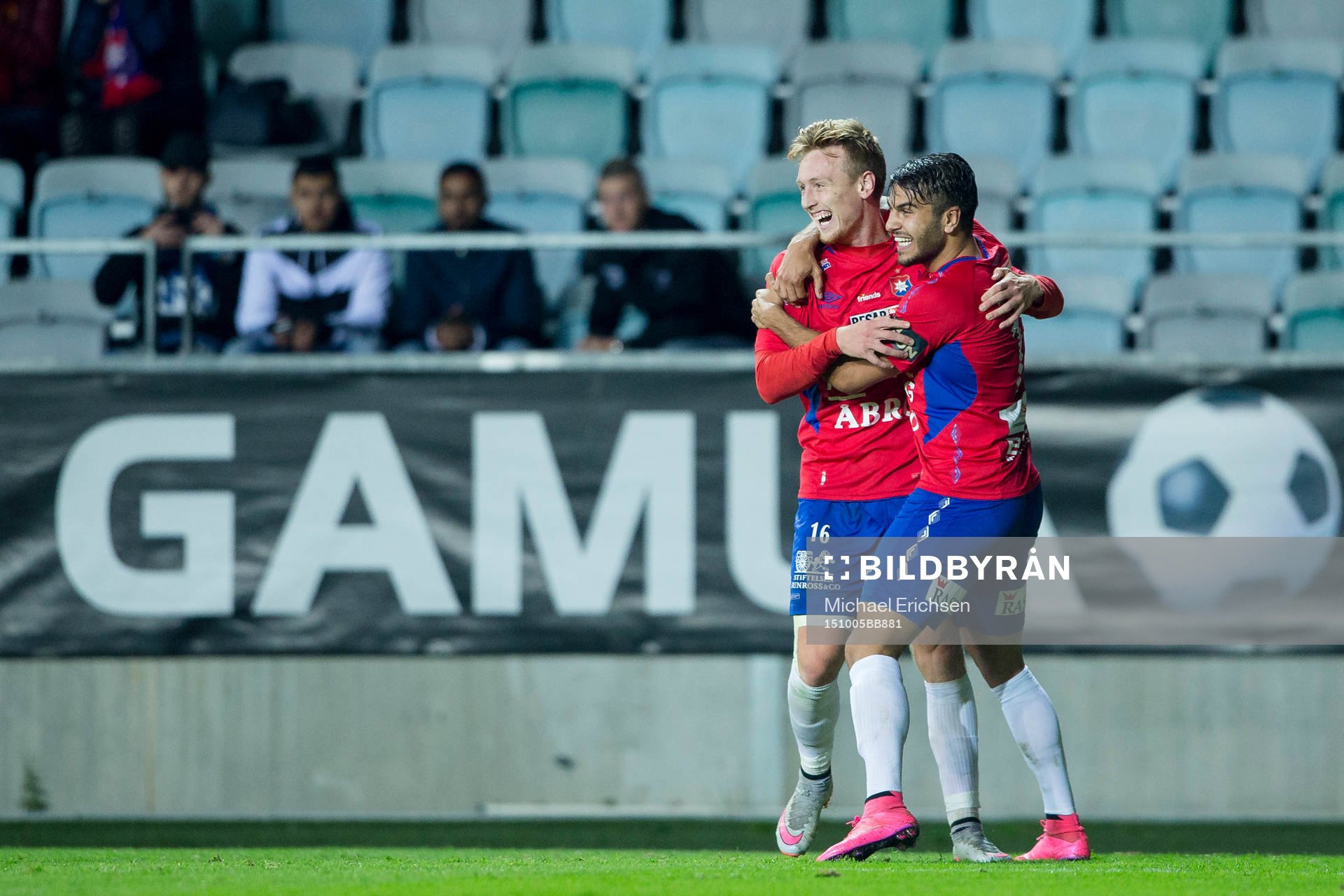 Örgrytes Sebastian Ohlsson firar sitt 3-1 mål ihop med