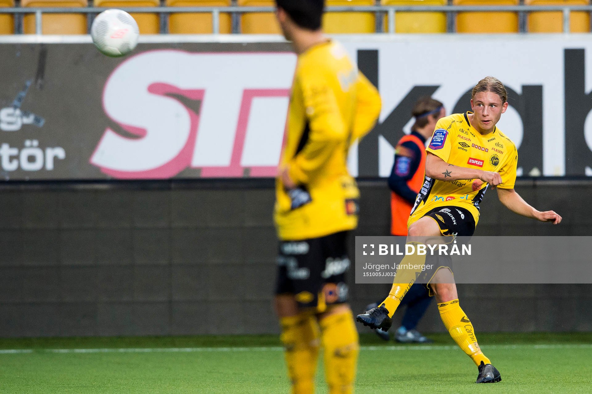 Elfsborgs Anton Andreasson skjuter en frispark