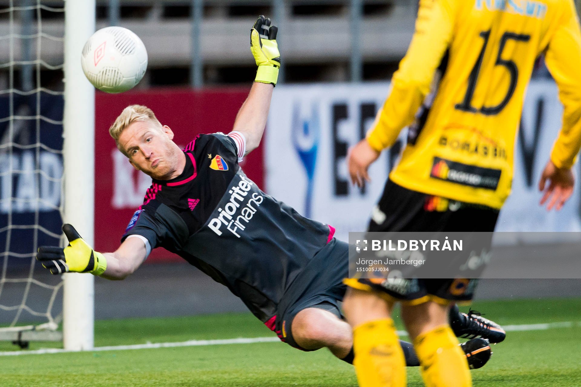 Djurgårdens målvakt Hampus Nilsson räddar ett skott