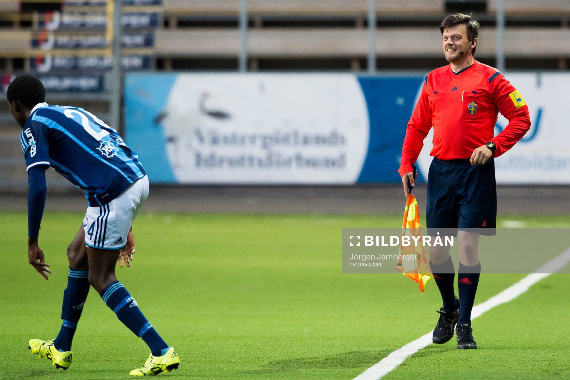 En glad assisterande domare