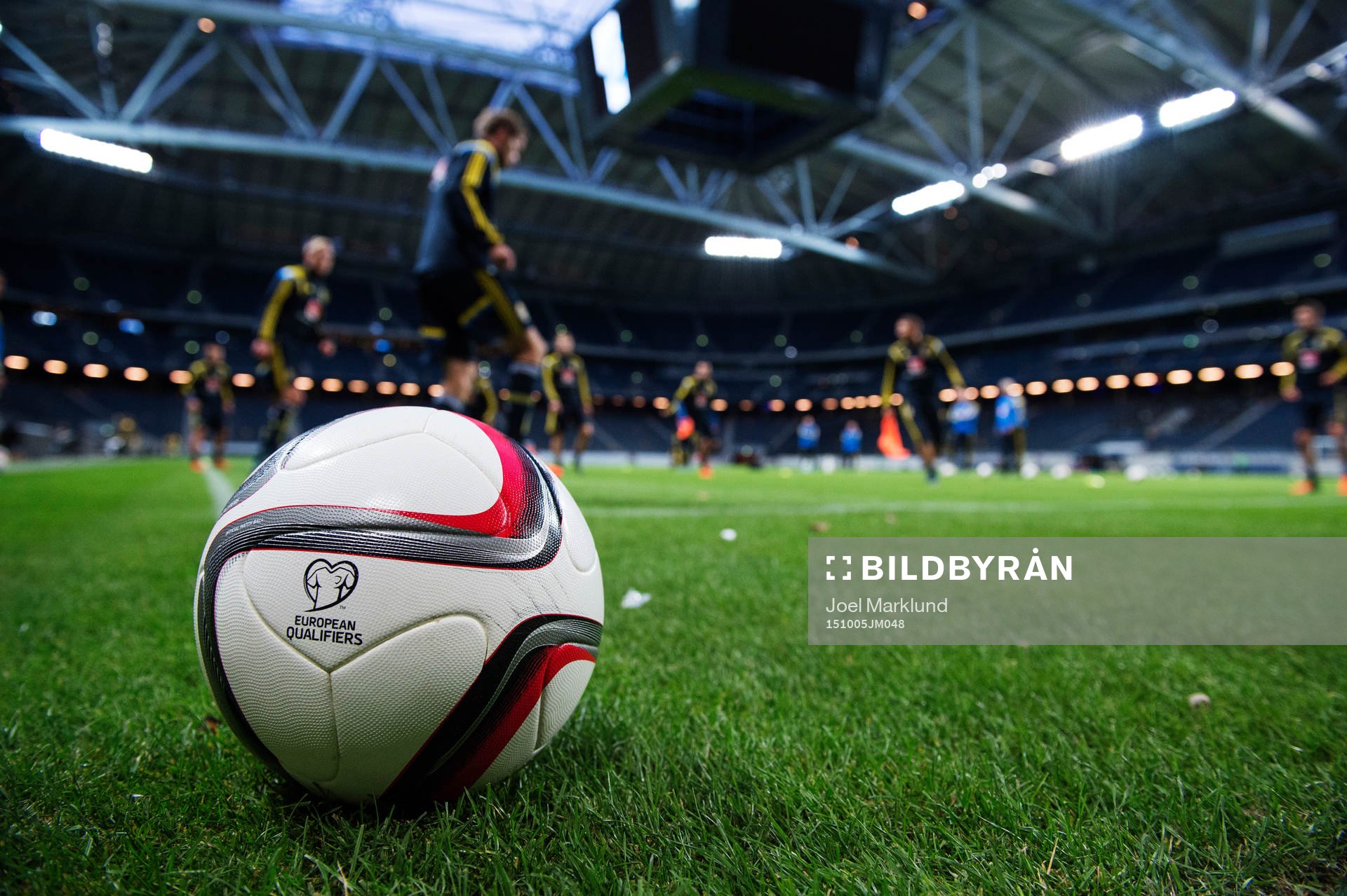 En fotboll i förgrunden