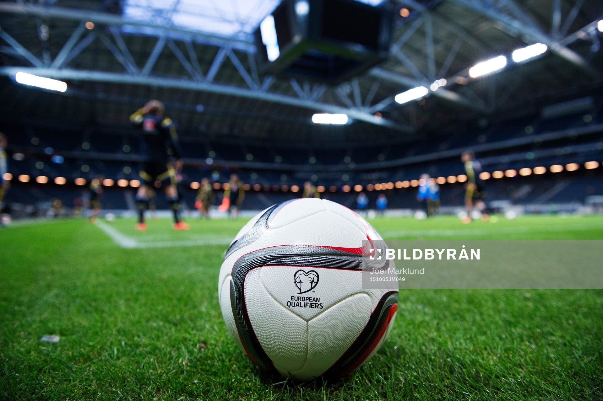 En fotboll i förgrunden