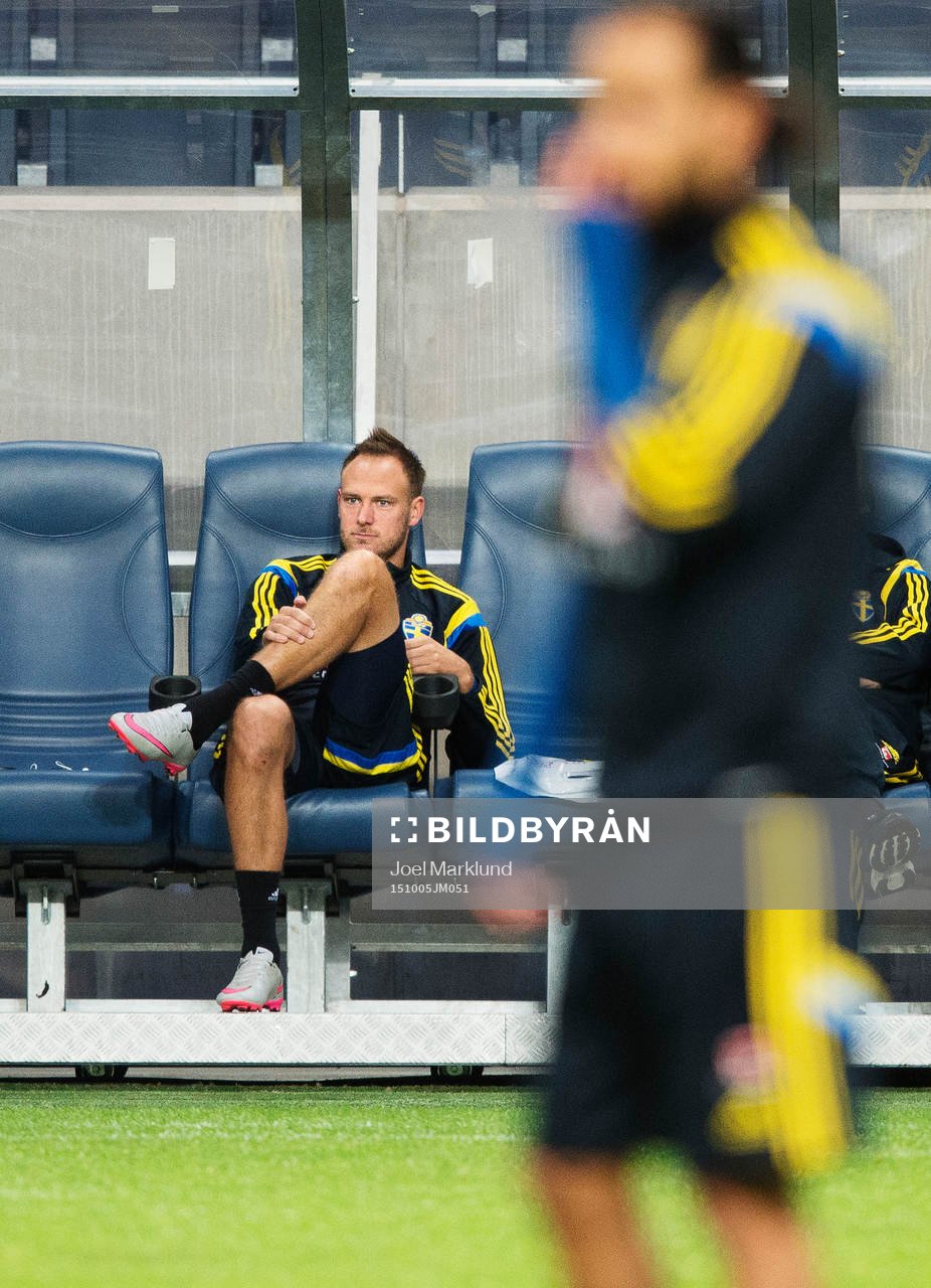 Andreas Granqvist sitter på bänken