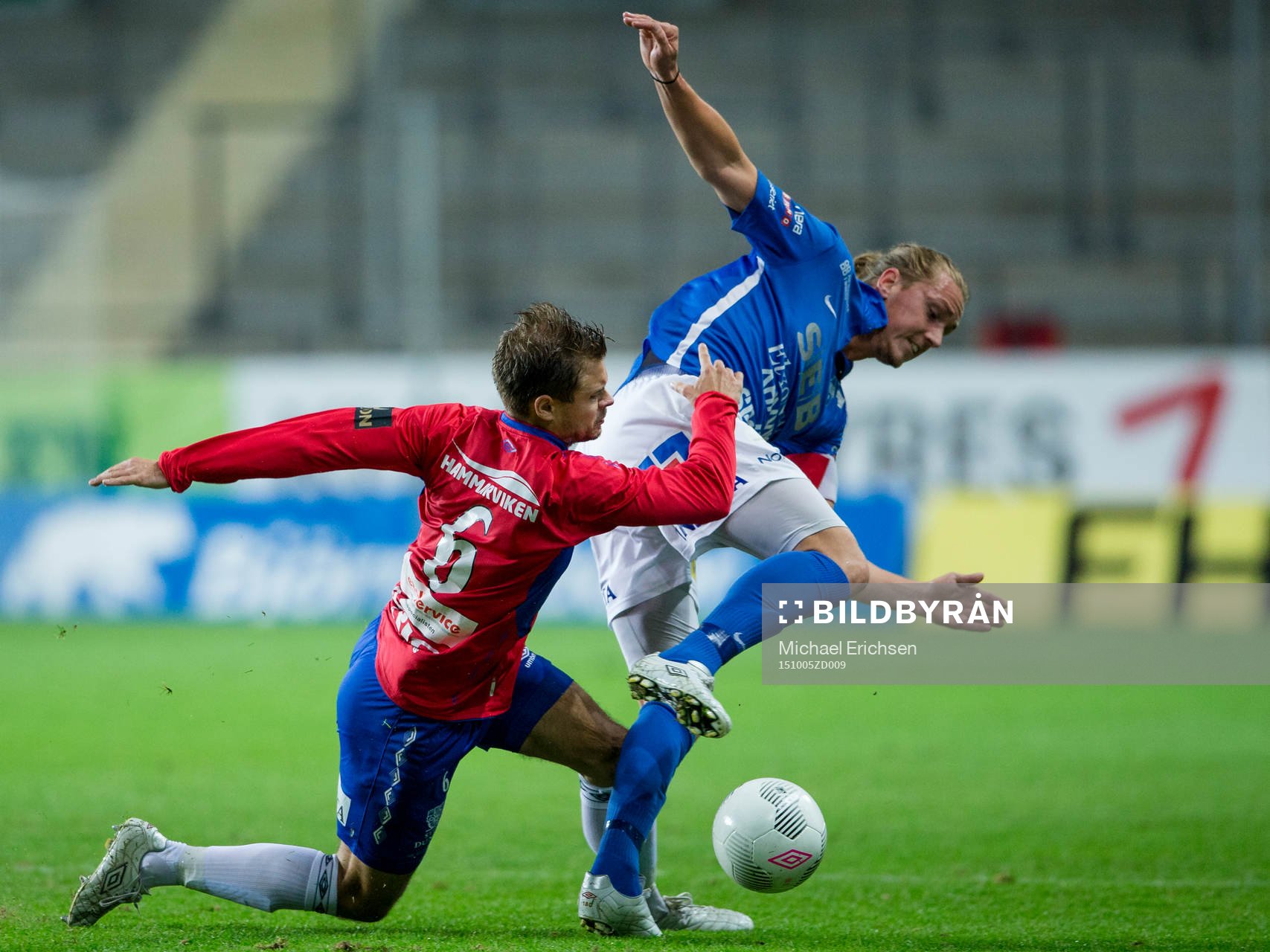 Örgrytes Hannes Sahlin tacklar Norrbys Marcus Översjö