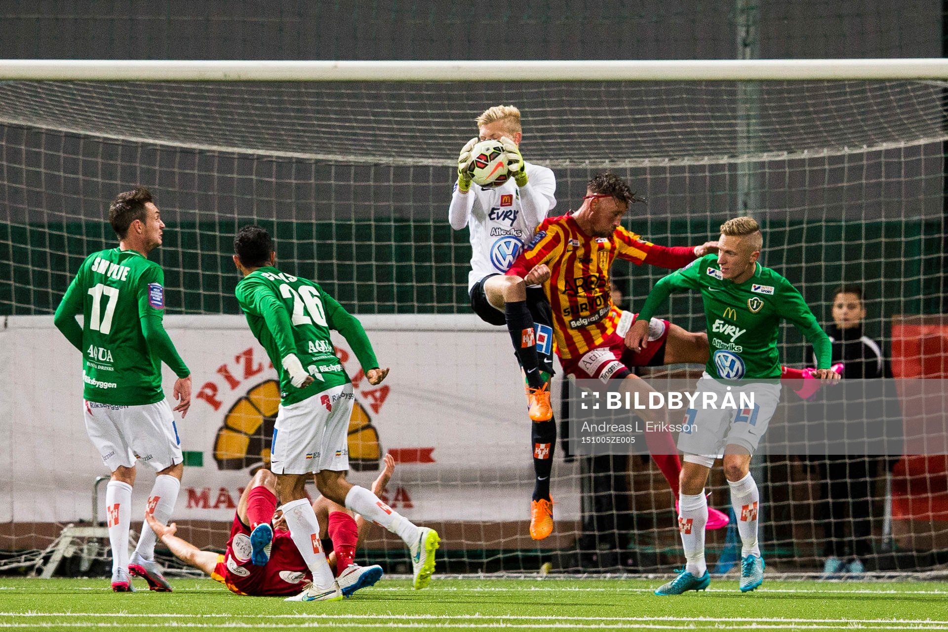 Jönköpings målvakt Anton Cajtoft plockar ner bollen