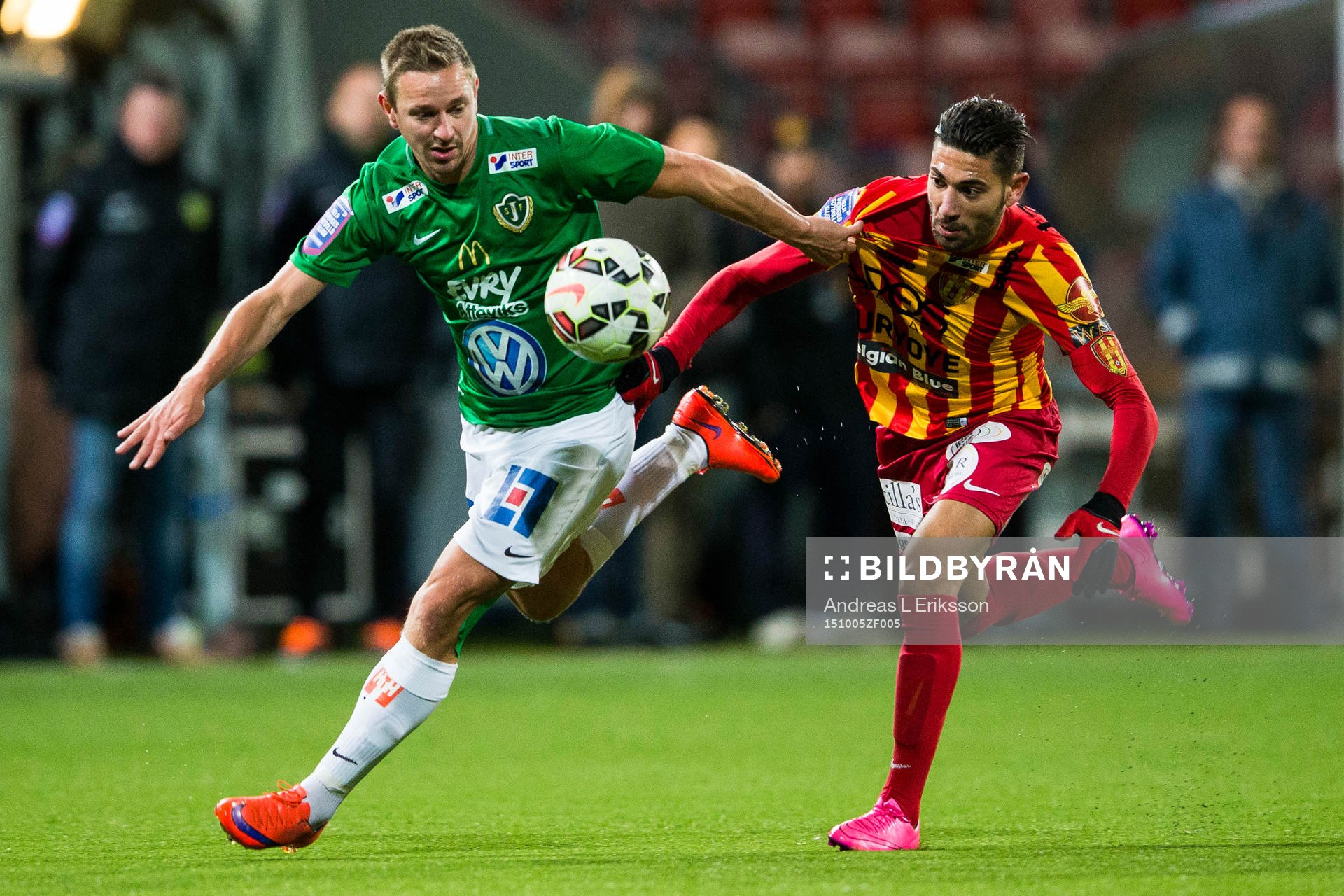 Jönköpings Fredrik Olsson i kamp om bollen med Syrianskas