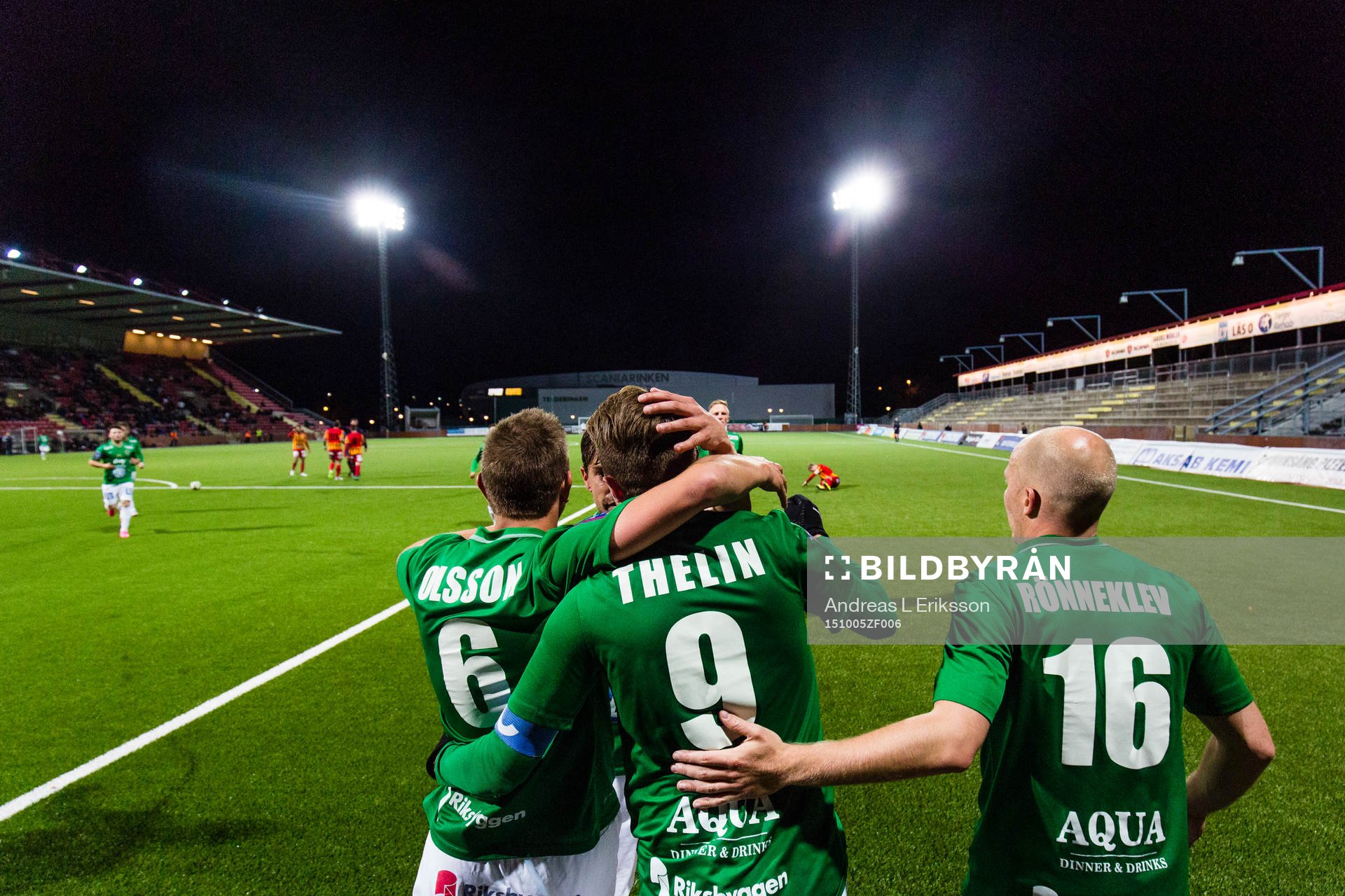 Jönköpings Fredrik Olsson och Viktor Rönneklev gratulerar Tommy Thelin (m) till 1-1 under fotbollsmatchen i Superettan mellan Syrianska och Jönköping den 5 oktober 2015 i Södertälje.