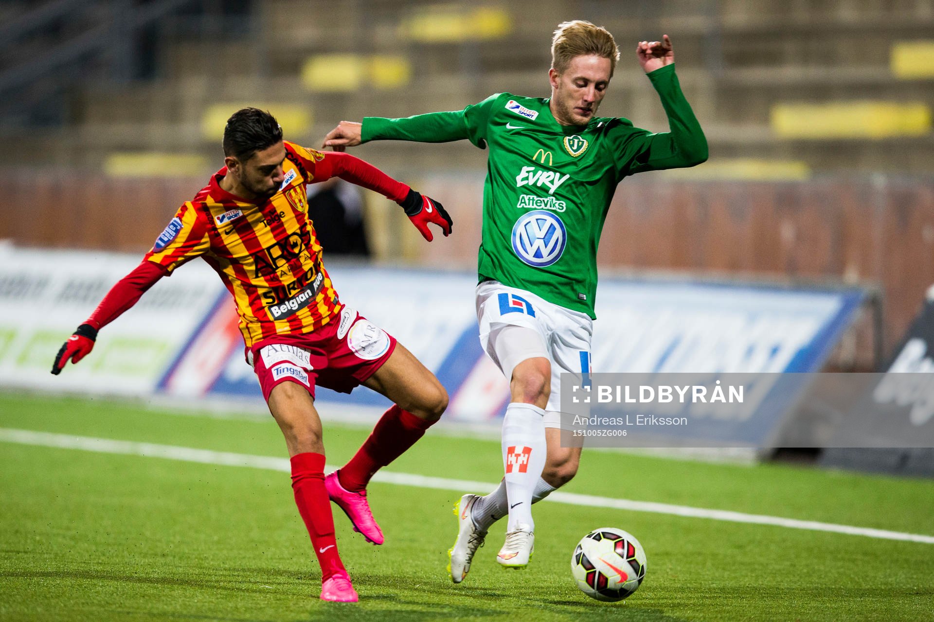 Syrianskas Gabriel Somi i kamp om bollen med Jönköpings