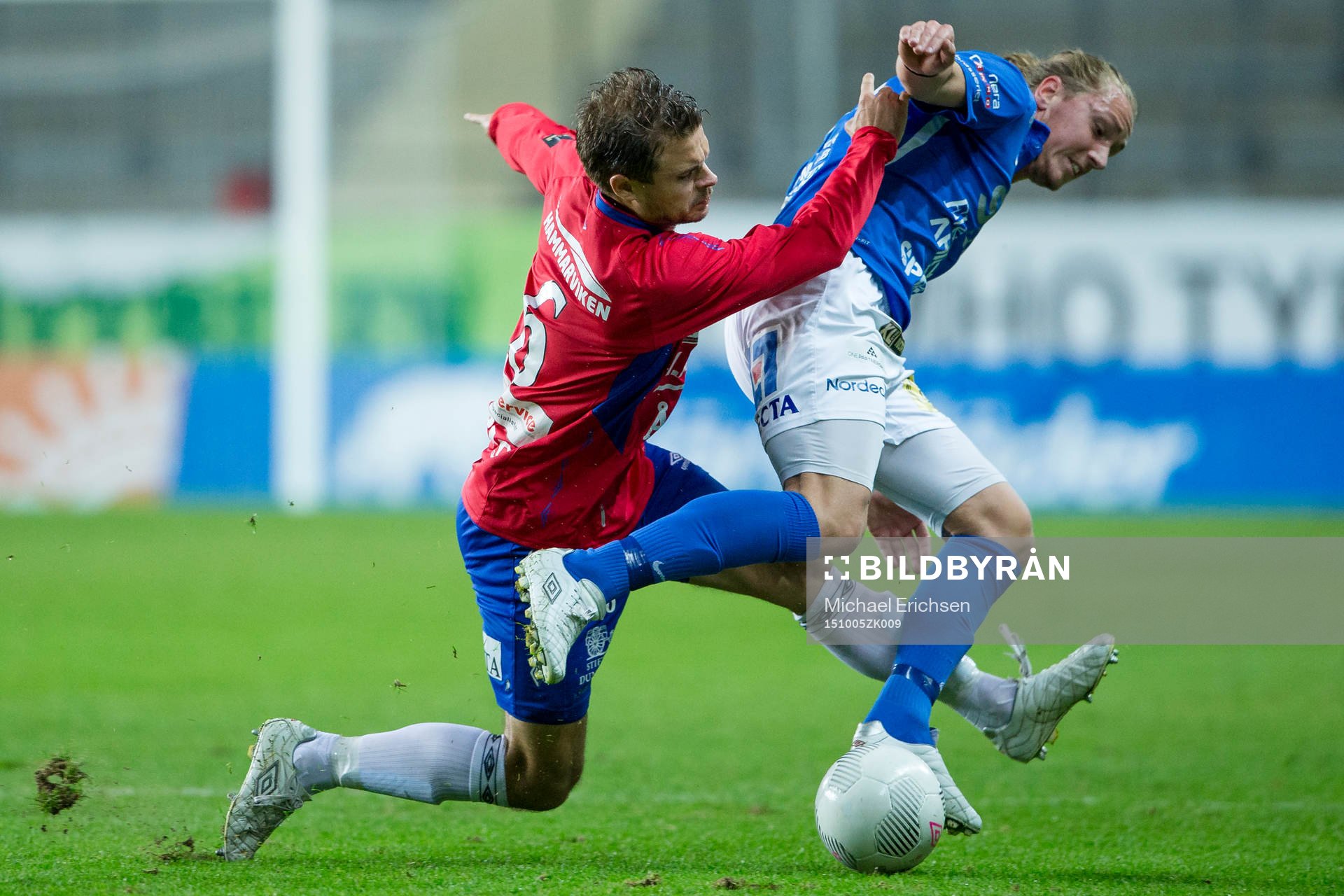 Örgrytes Hannes Sahlin tacklar Norrbys Marcus Översjö