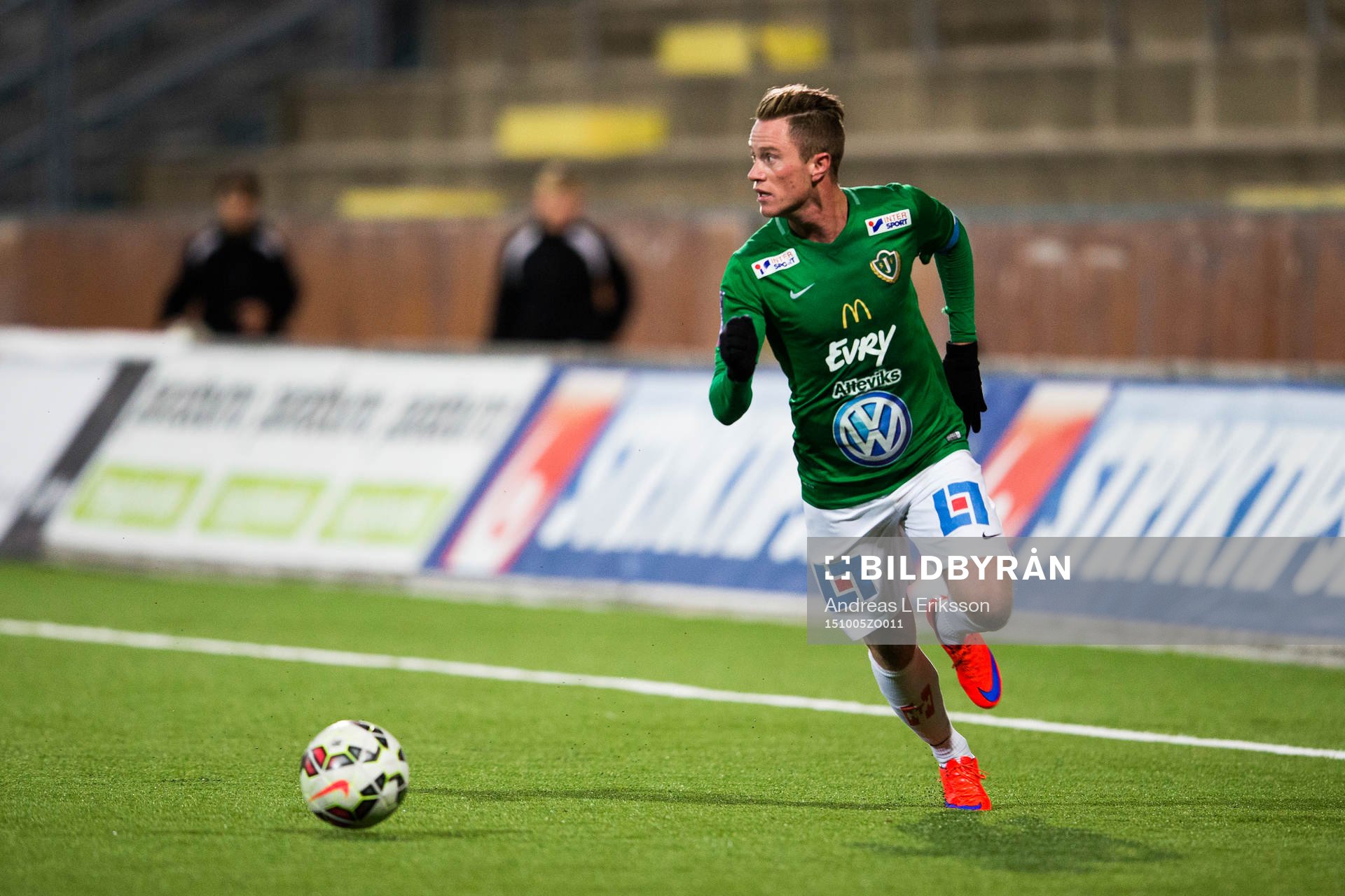 Jönköpings Tommy Thelin med bollen