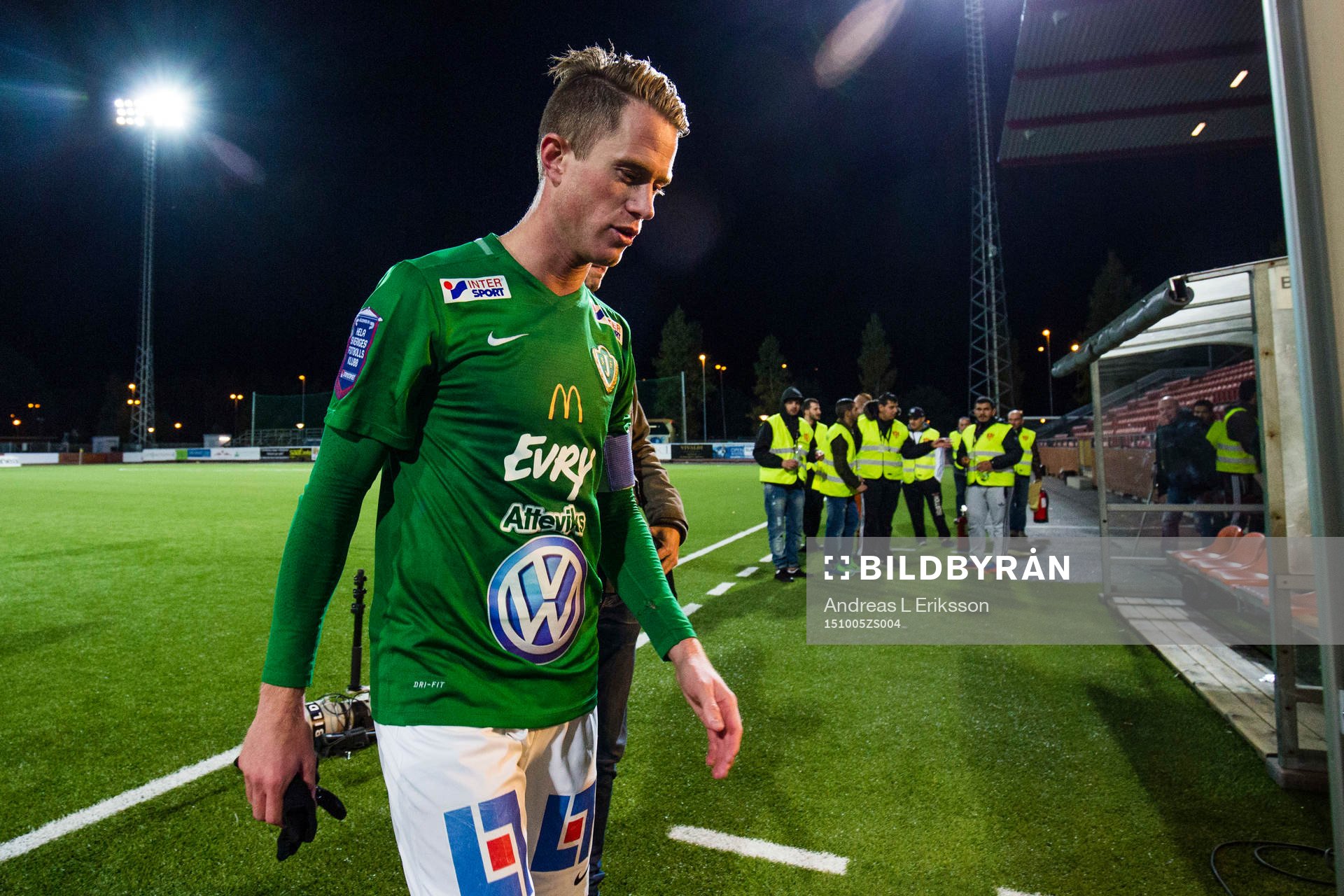 Jönköpings Tommy Thelin lämnar plan efter fotbollsmatchen i Superettan mellan Syrianska och Jönköping den 5 oktober 2015 i Södertälje.