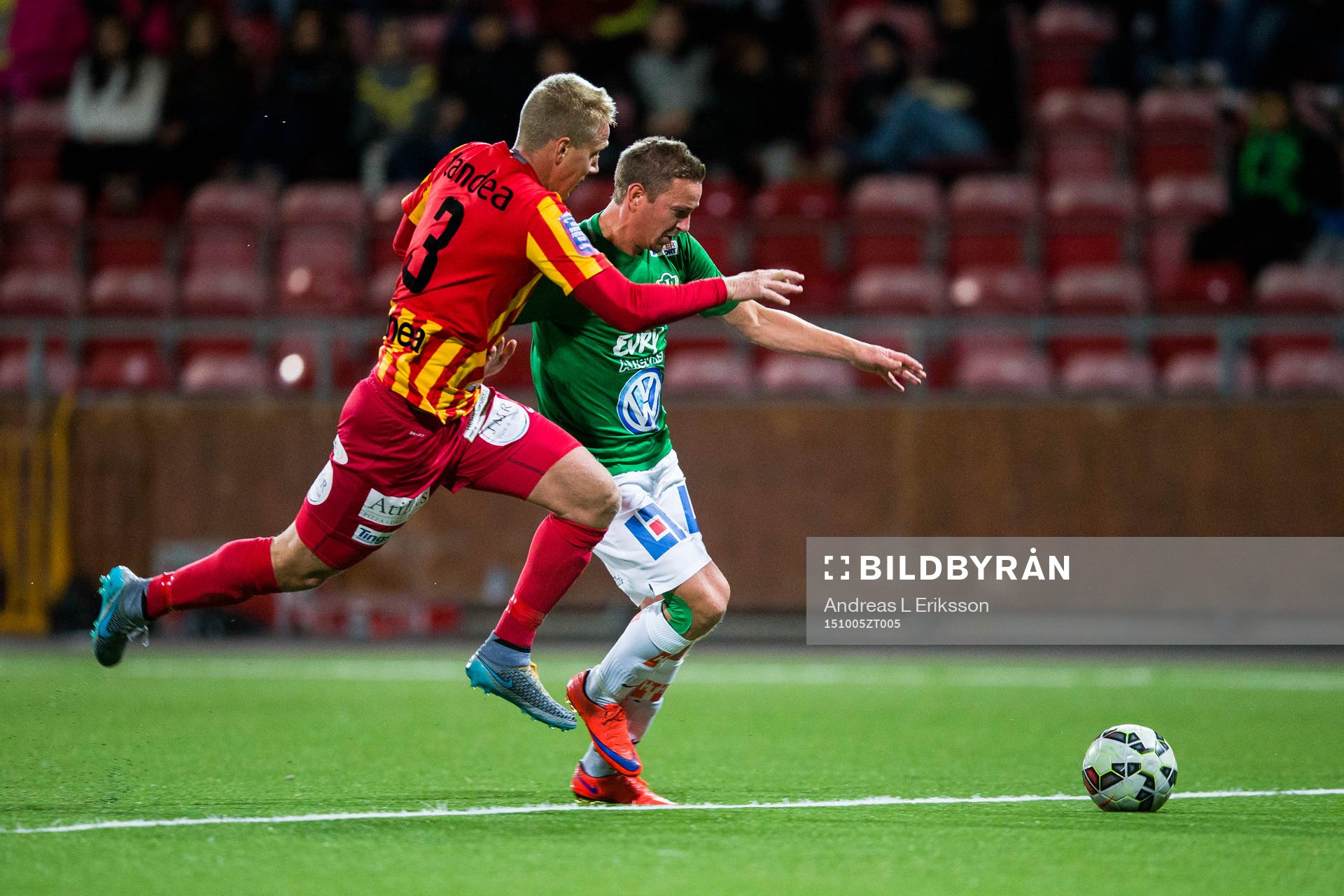 Syrianskas Mattias Liljestrand i kamp om bollen med
