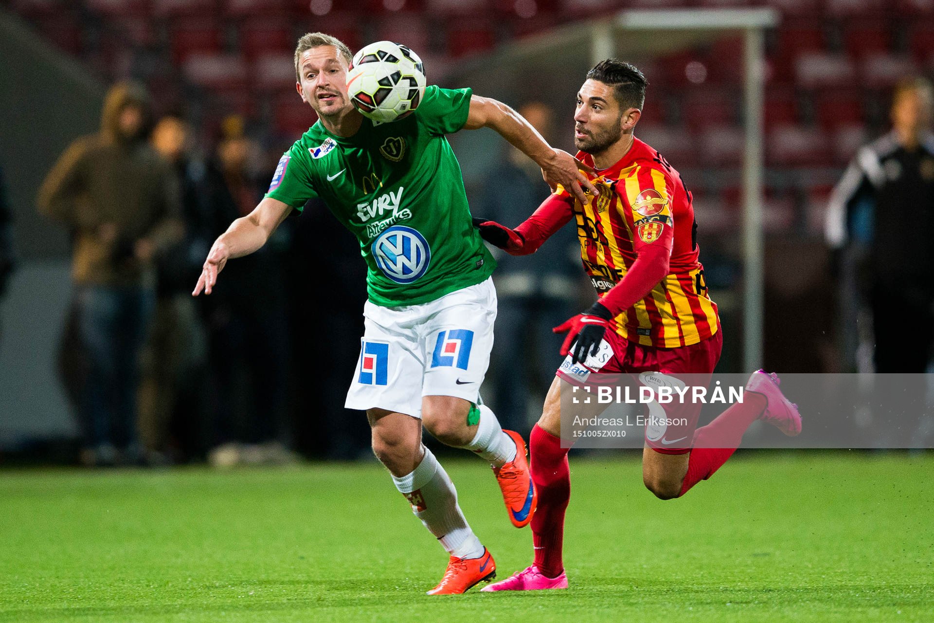 Jönköpings Fredrik Olsson i kamp om bollen med Syrianskas