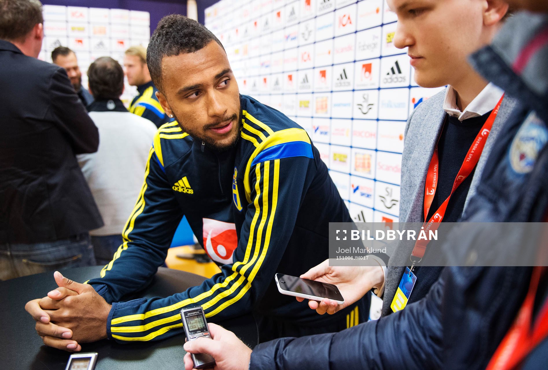 Issac Kiese Thelin blir intervjuad av media