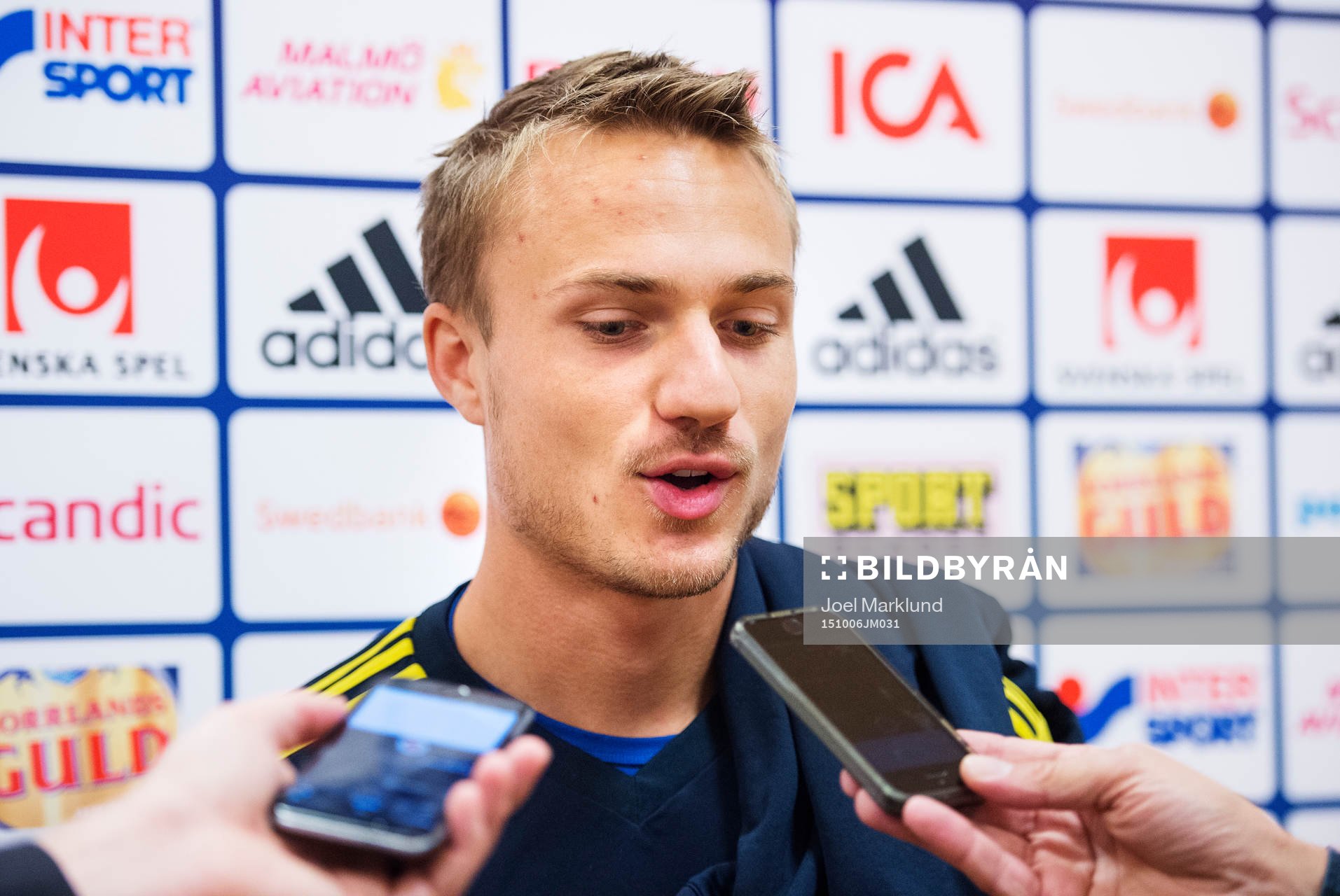 Pierre Bengtsson blir intervjuad av media
