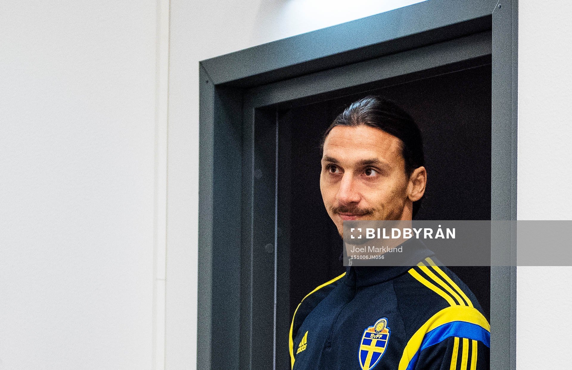 Sveriges Zlatan Ibrahimovic på väg in till en