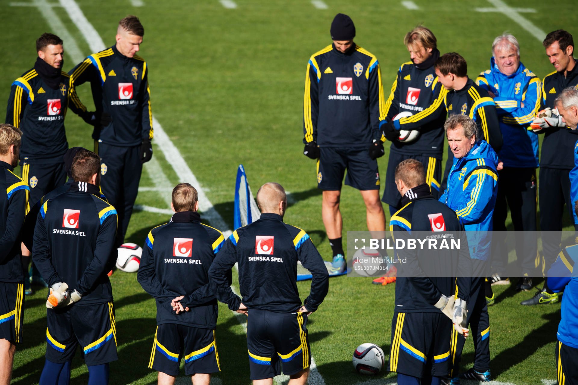 Förbundskapten Erik Hamrén har en genomgång med spelarna