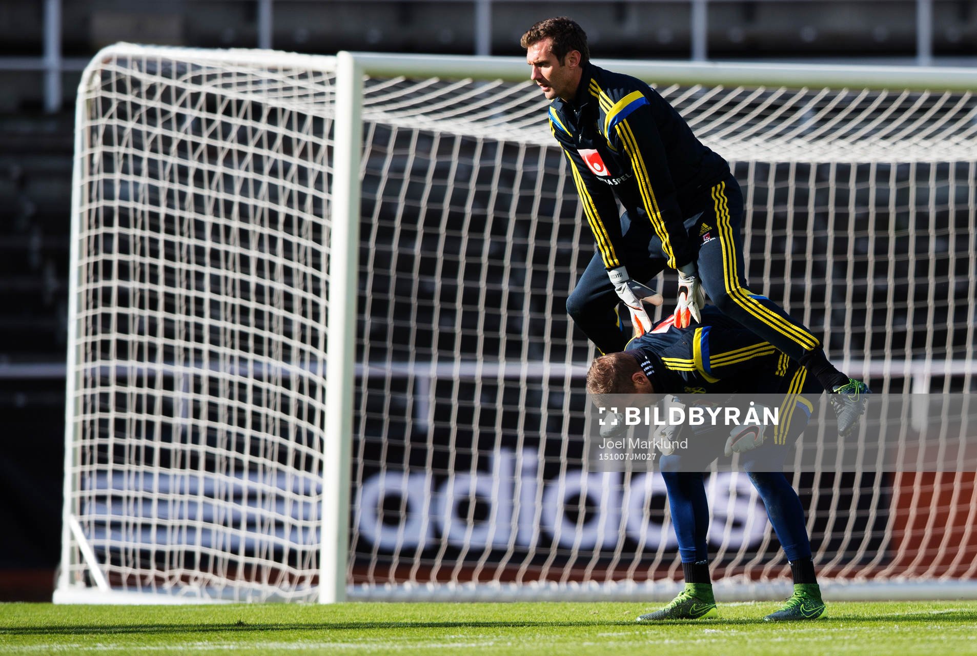 Andreas Isaksson hoppar bock över Robin Olsen