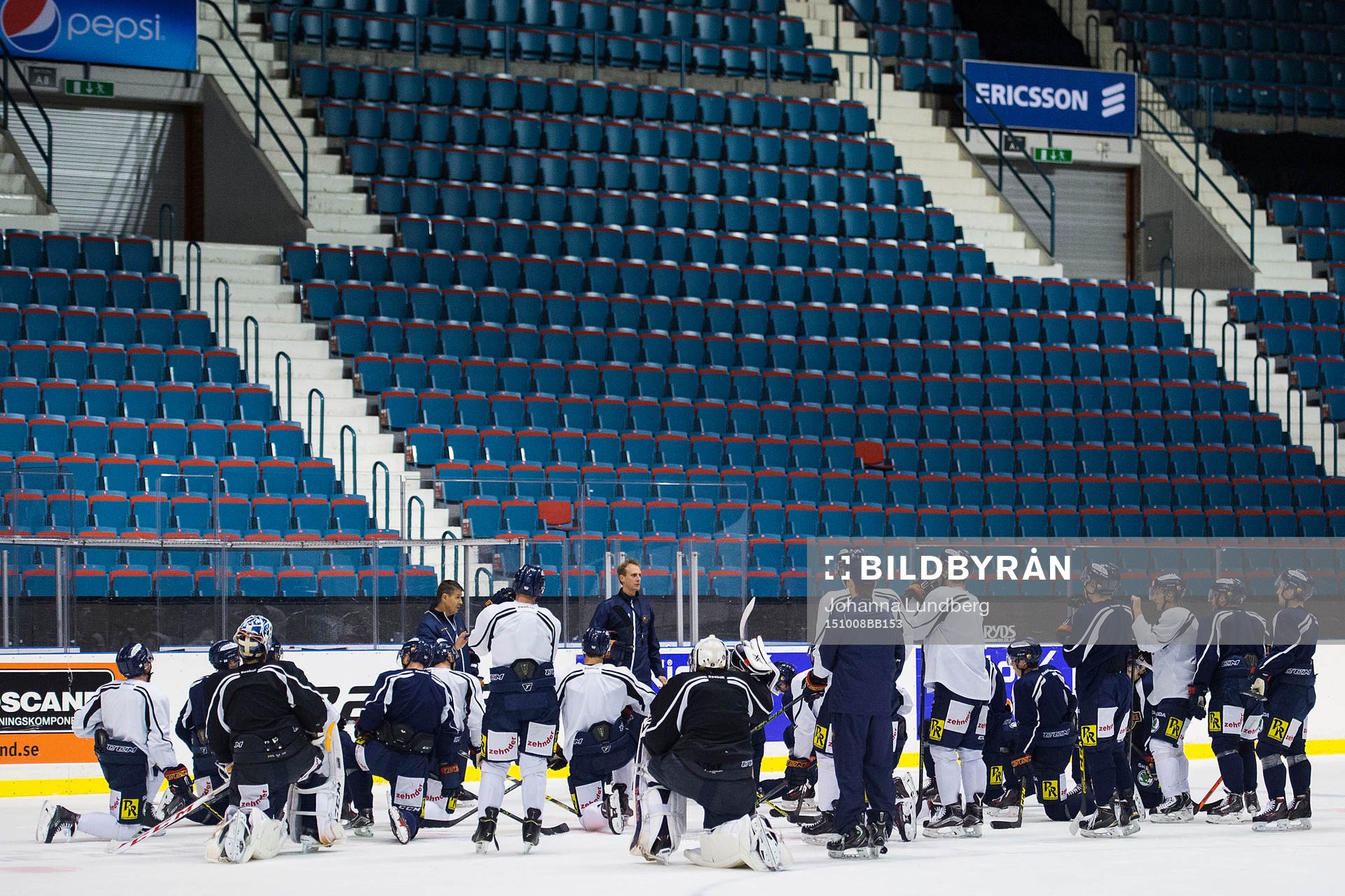 Djurgårdens tränare Hans Särkijärvi samlar spelarna