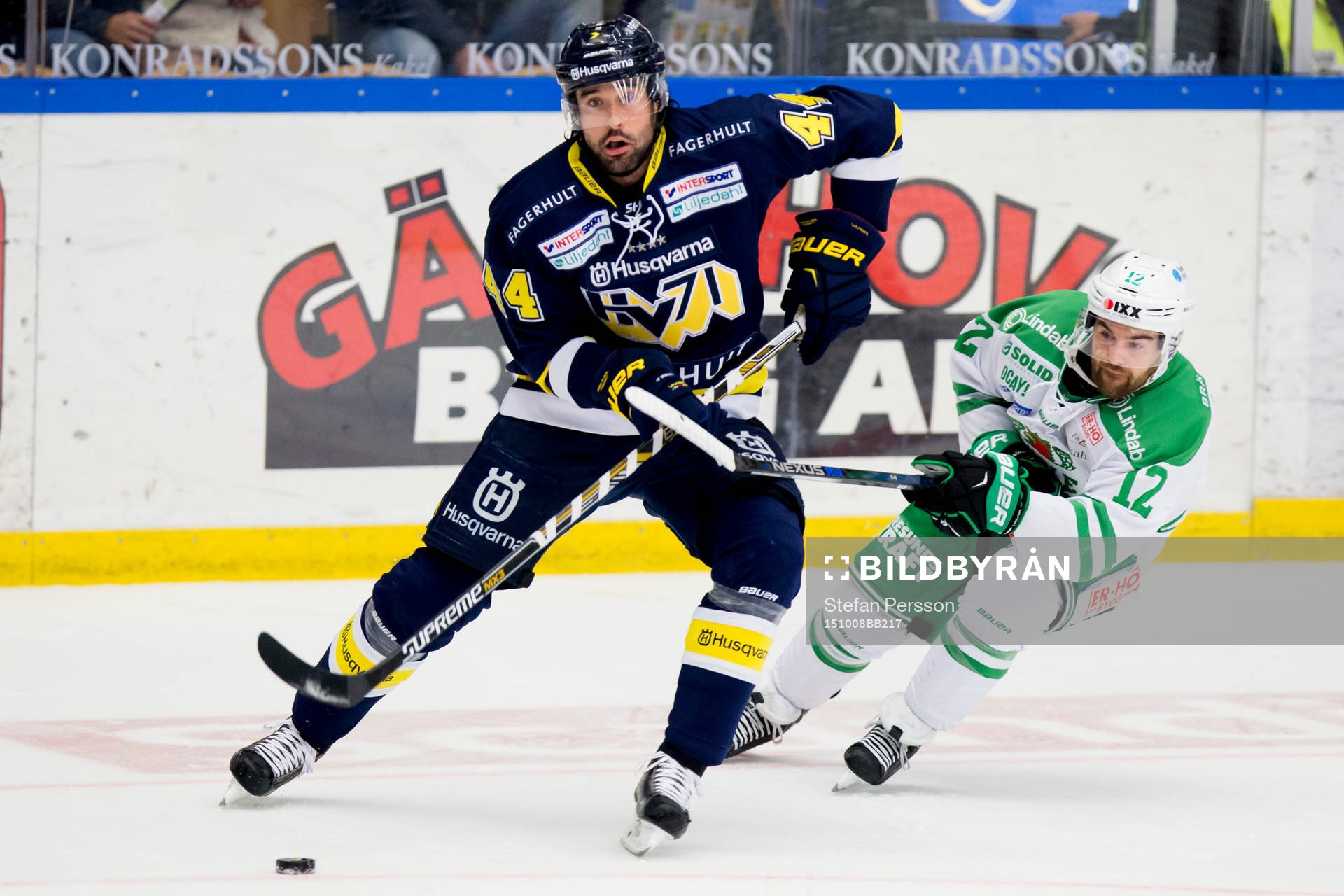s Ryan O´Byrne mot Rögles Jack Connolly