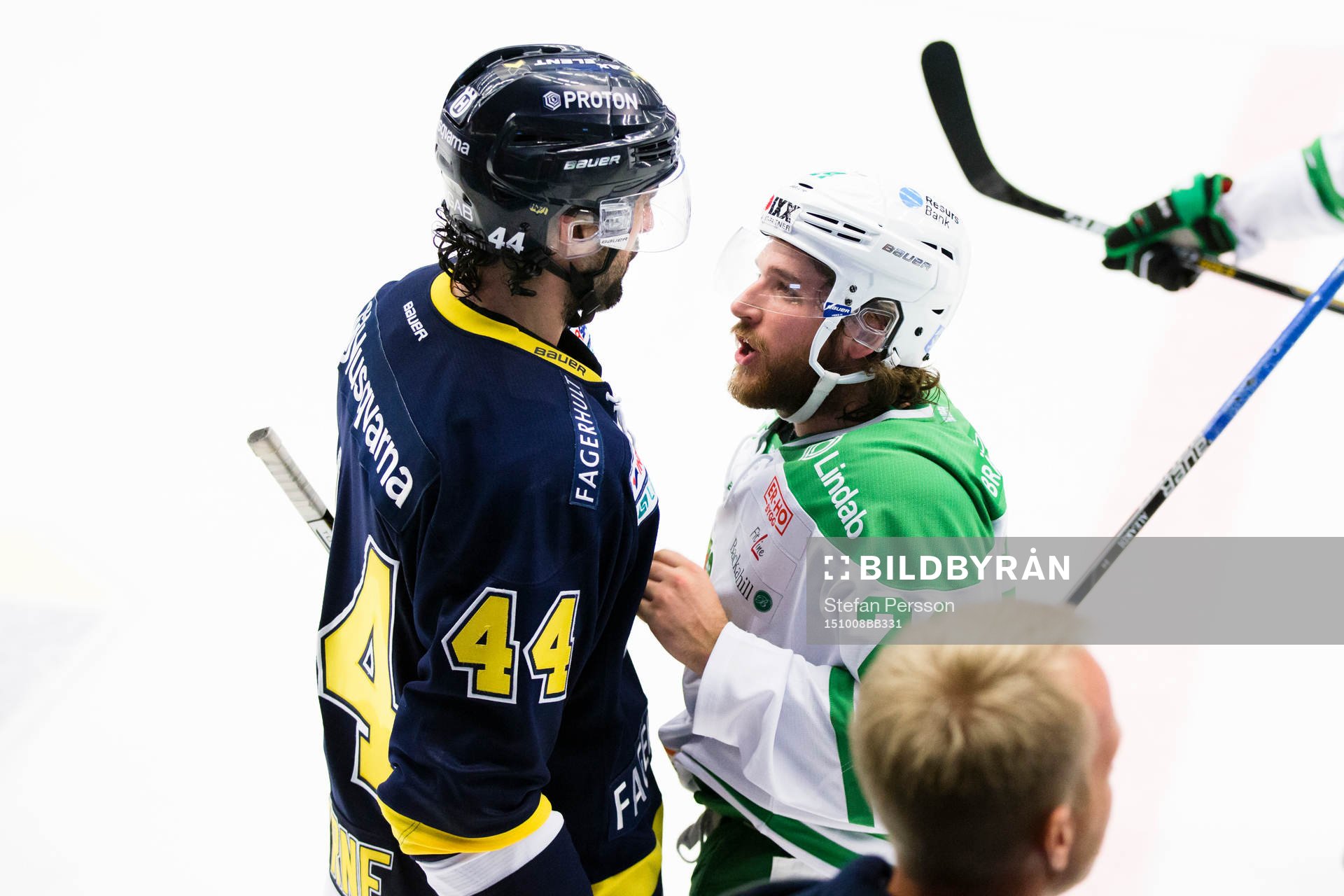 s Ryan O´Byrne i gruff med Rögles Alex Aleardi