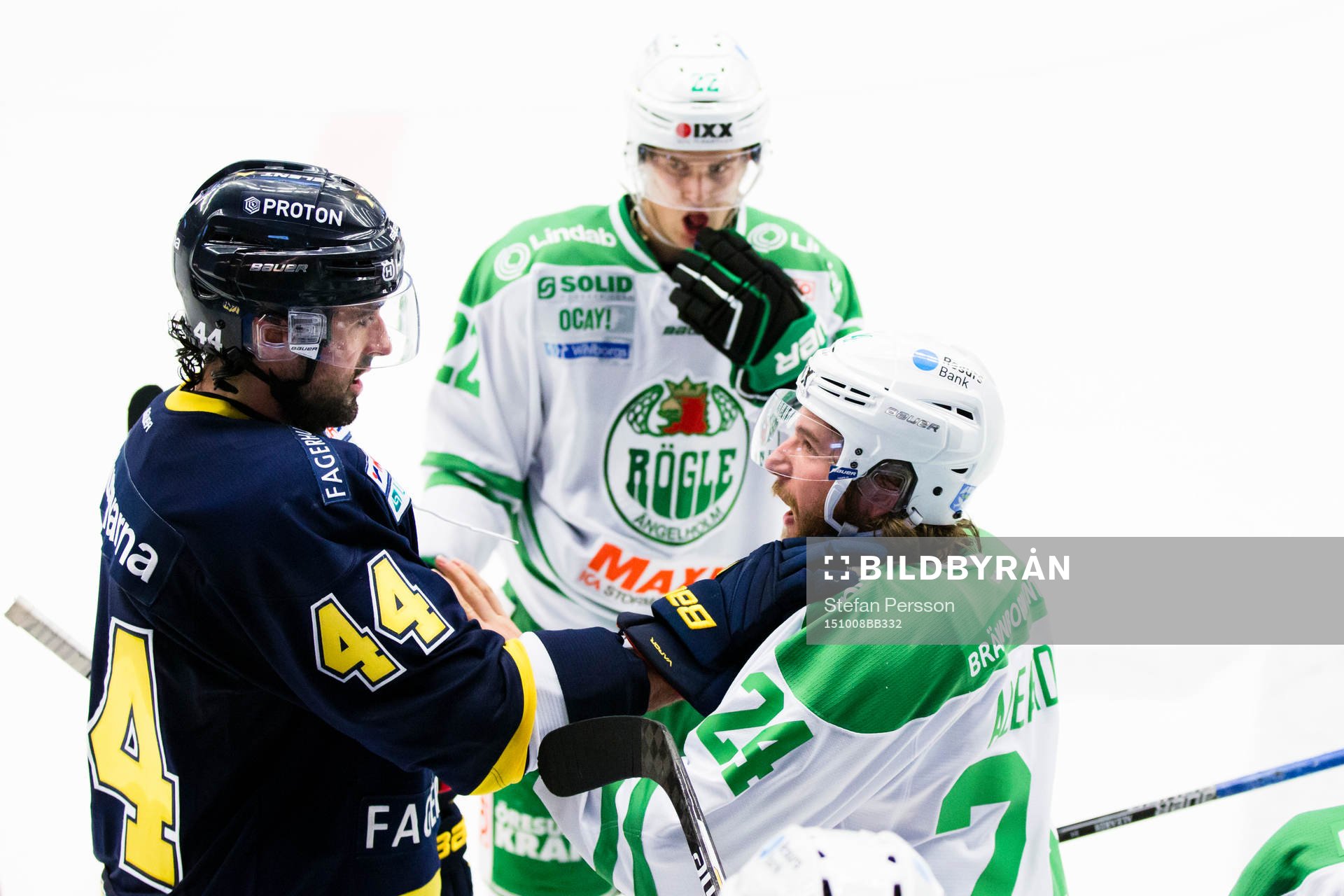 s Ryan O´Byrne i gruff med Rögles Alex Aleardi