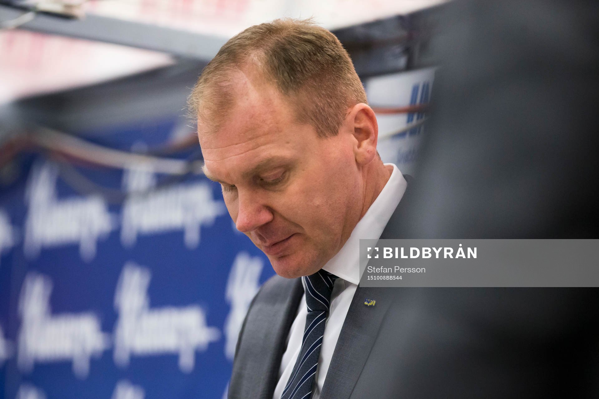 s tränare Johan Lindbom ser deppig ut