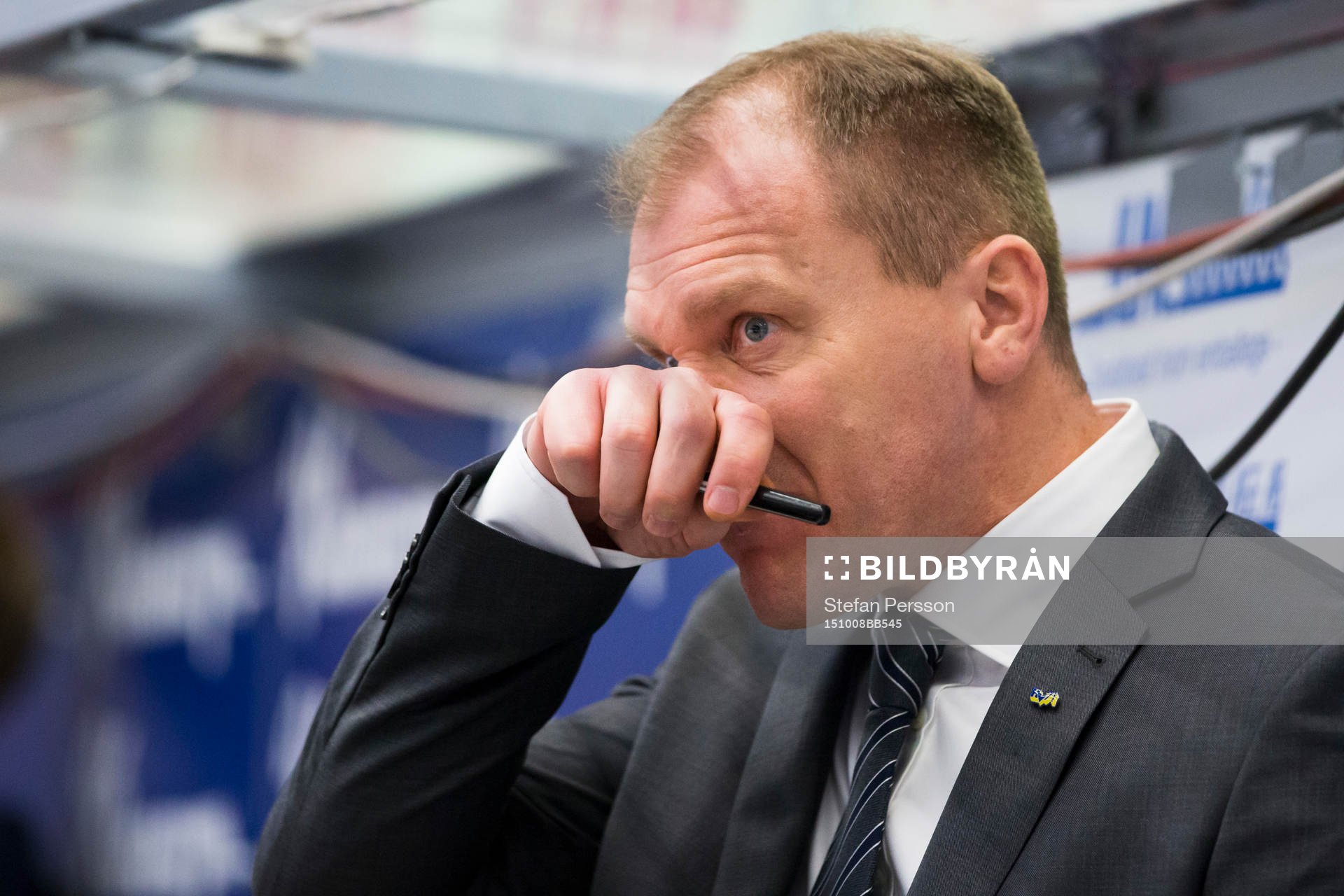 s tränare Johan Lindbom ser deppig ut