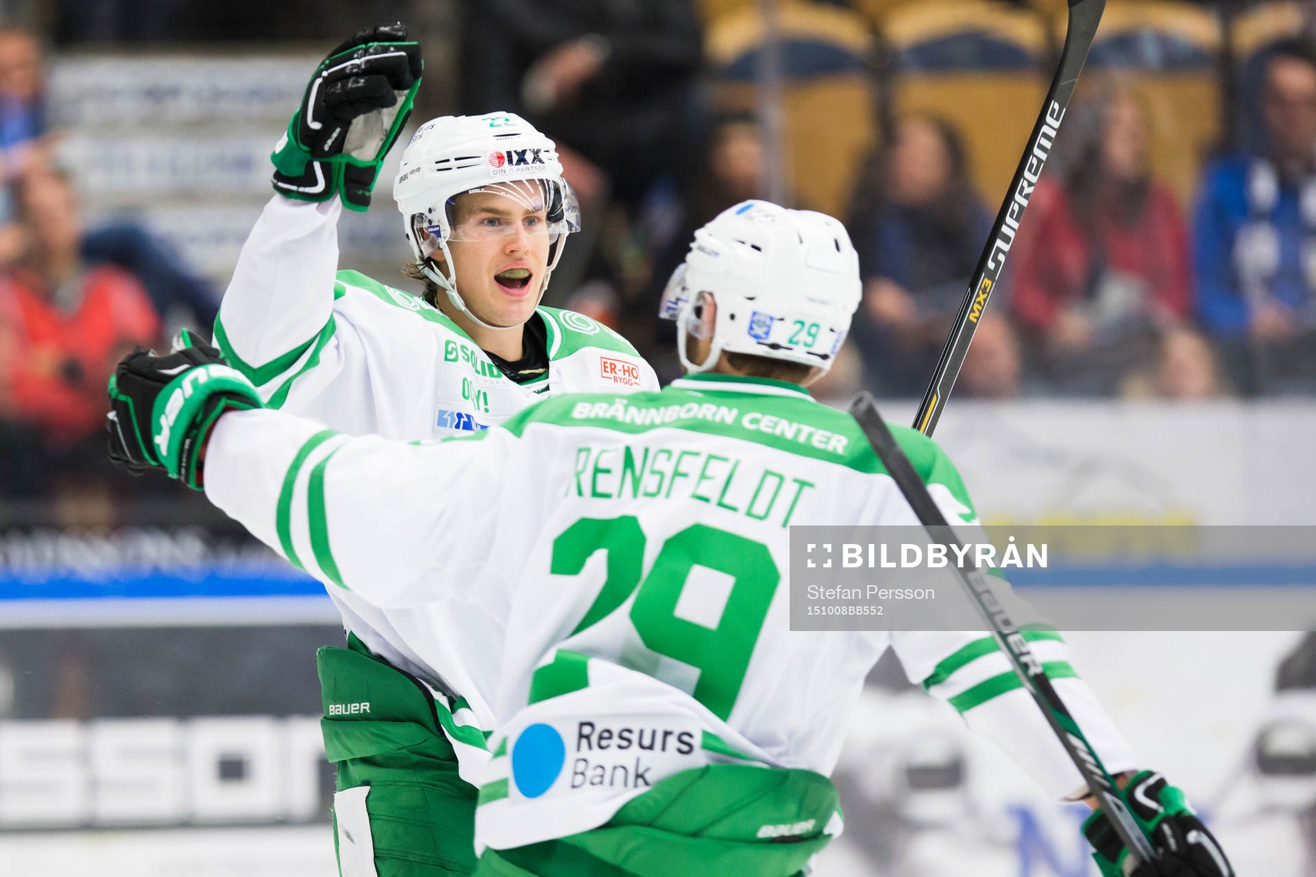 Rögles Sebastian Wännström och Ludvig Rensfeldt jublar