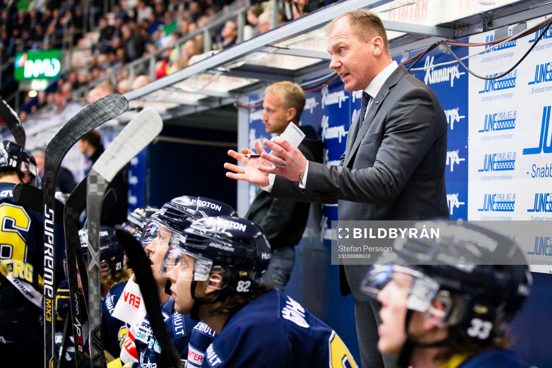 s tränare Johan Lindbom coachar