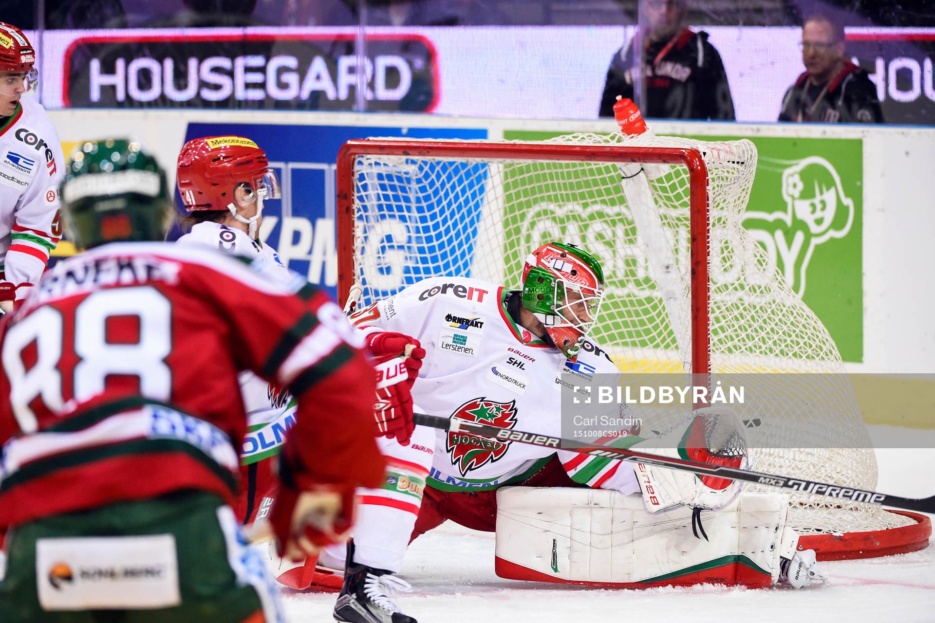 Frölundas Andreas Johnson gör 1-0 bakom Modos målvakt