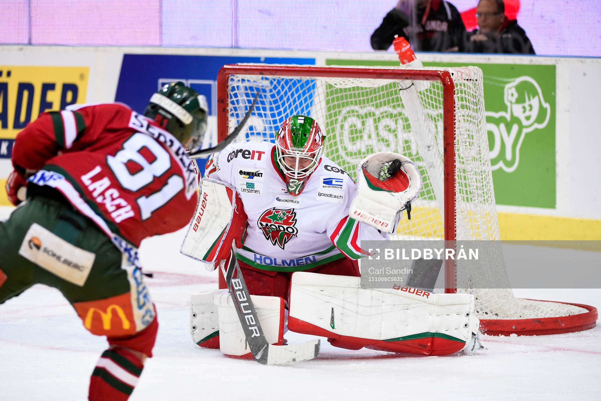 Frölundas Ryan Lasch skjuter mot Modos målvakt Adam