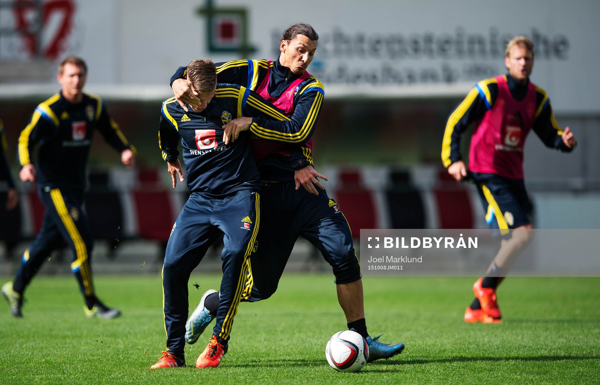 Pontus Wernbloom dras ned av Zlatan Ibrahimovic