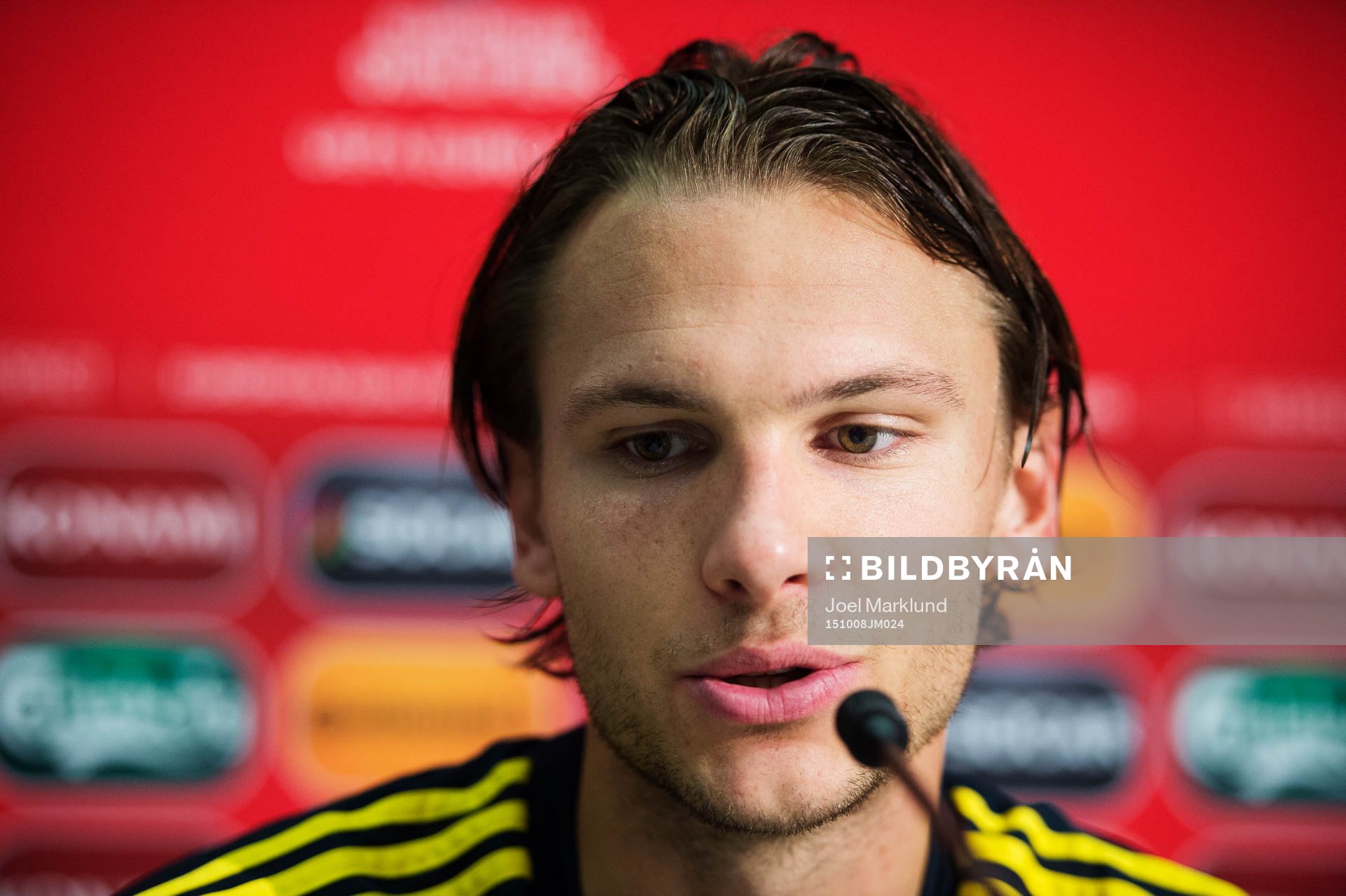 Albin Ekdal på en presskonferens med Sveriges fotbollslandslag den 8 oktober 2015 i Vaduz.