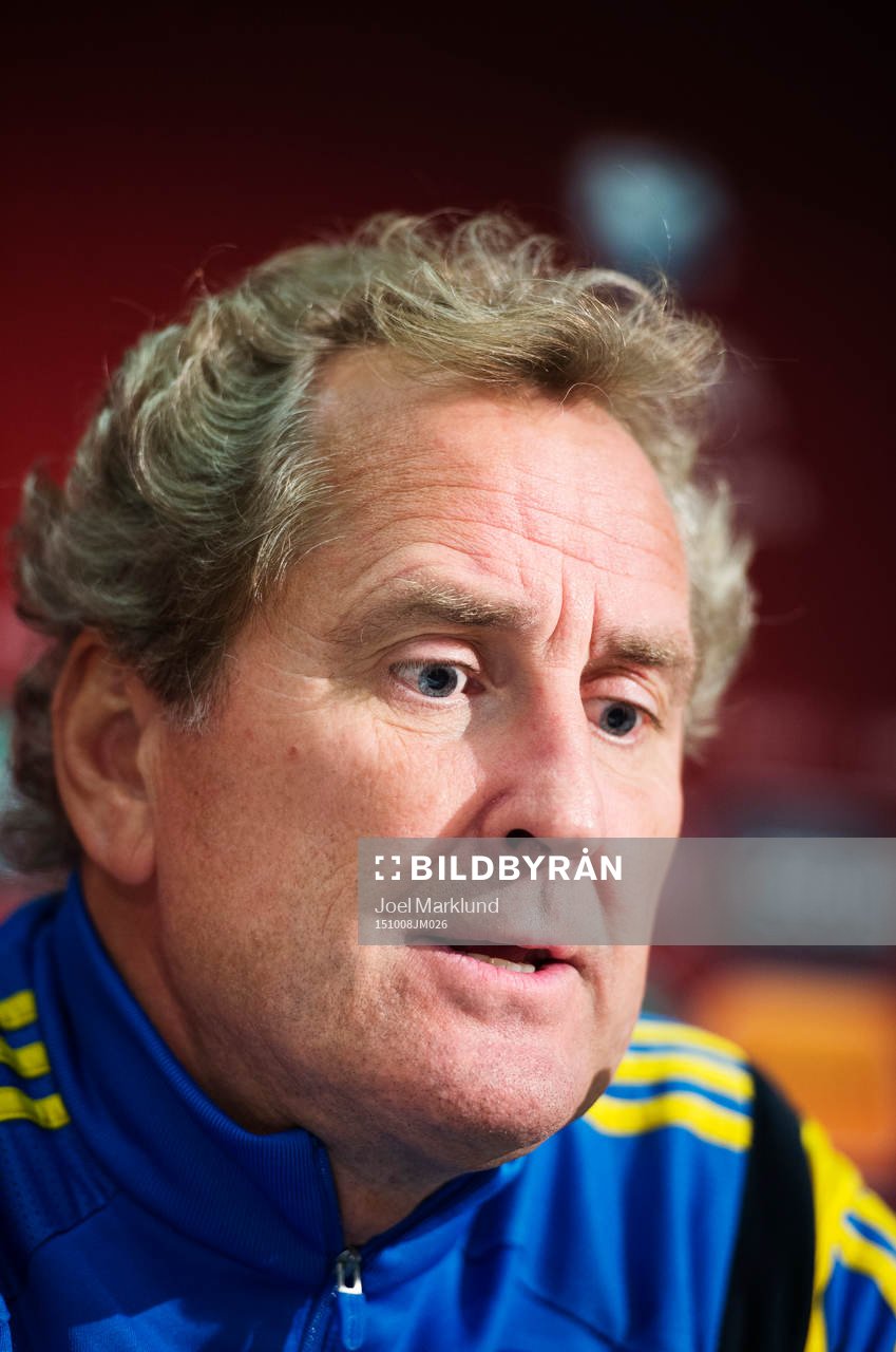 Förbundskapten Erik Hamrén på en presskonferens med Sveriges fotbollslandslag den 8 oktober 2015 i Vaduz.