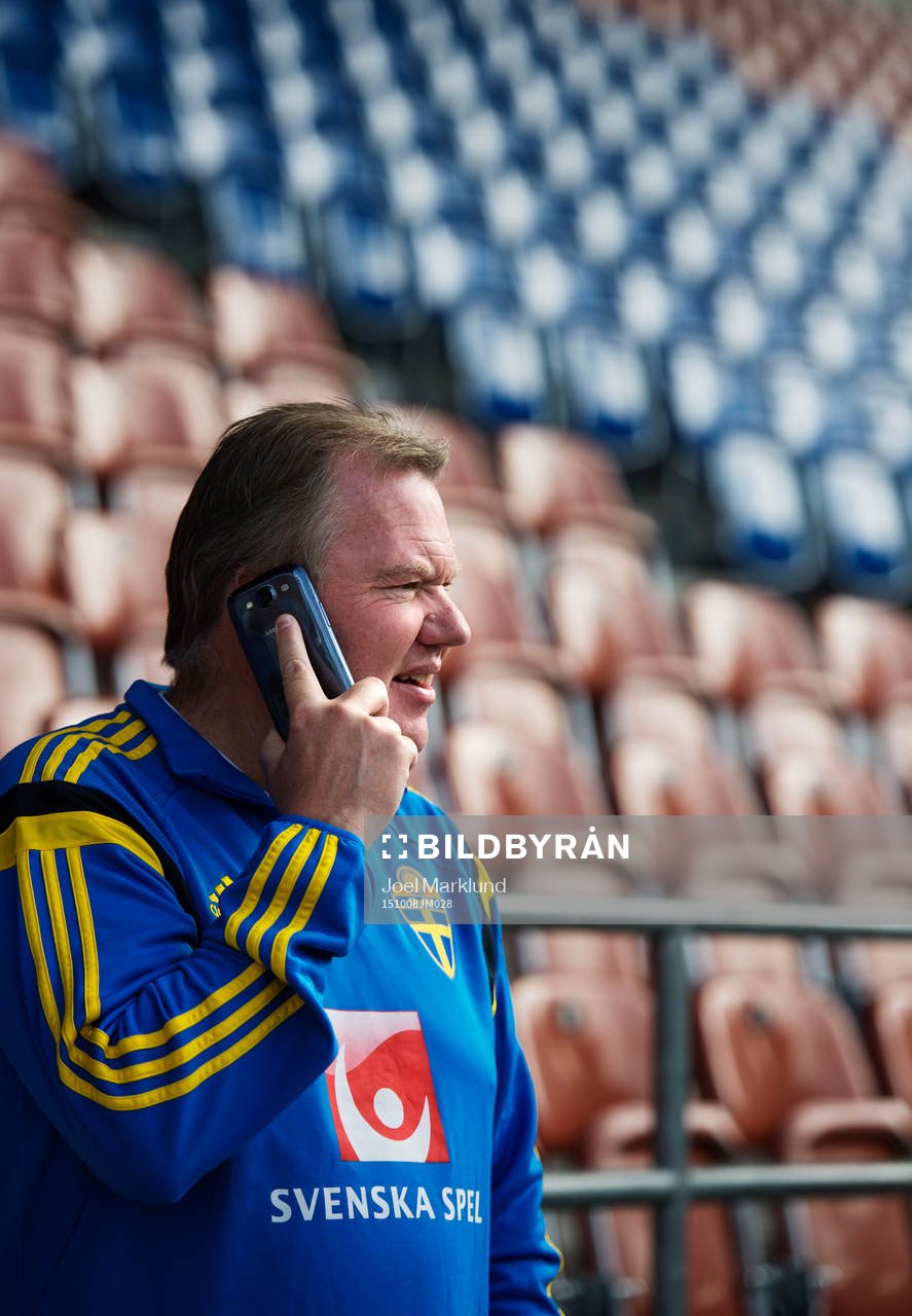 Karl-Erik Nilsson, ordförande Svenska Fotbollförbundet, pratar i telefon under en träning med Sveriges fotbollslandslag den 8 oktober 2015 i Vaduz.