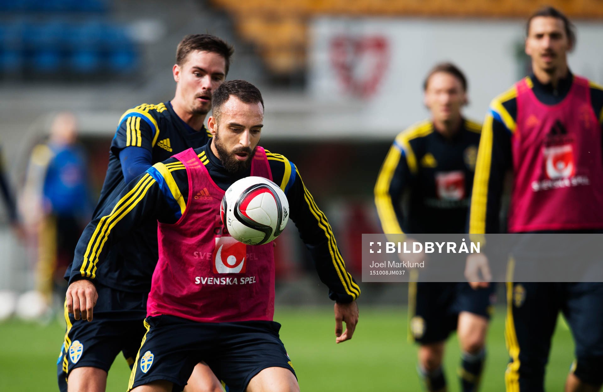 Mikael Lustig trycker till Abdul Khalili under en träning med Sveriges fotbollslandslag den 8 oktober 2015 i Vaduz.
