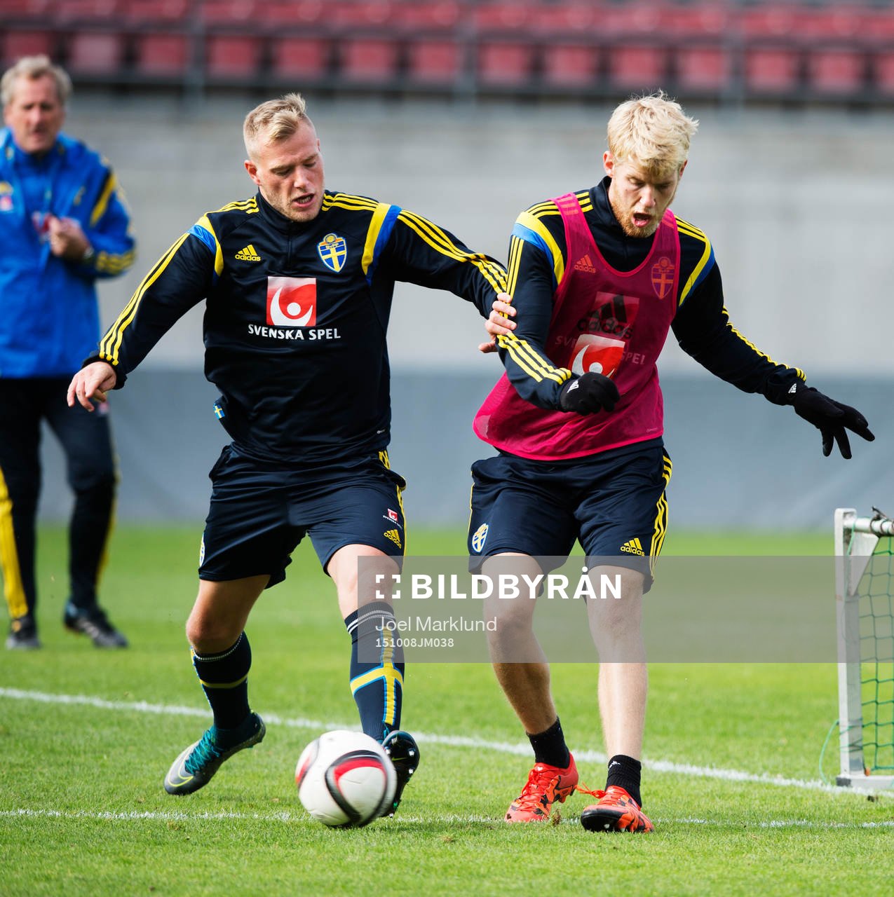 John Guidetti kämpar mot Filip Helander