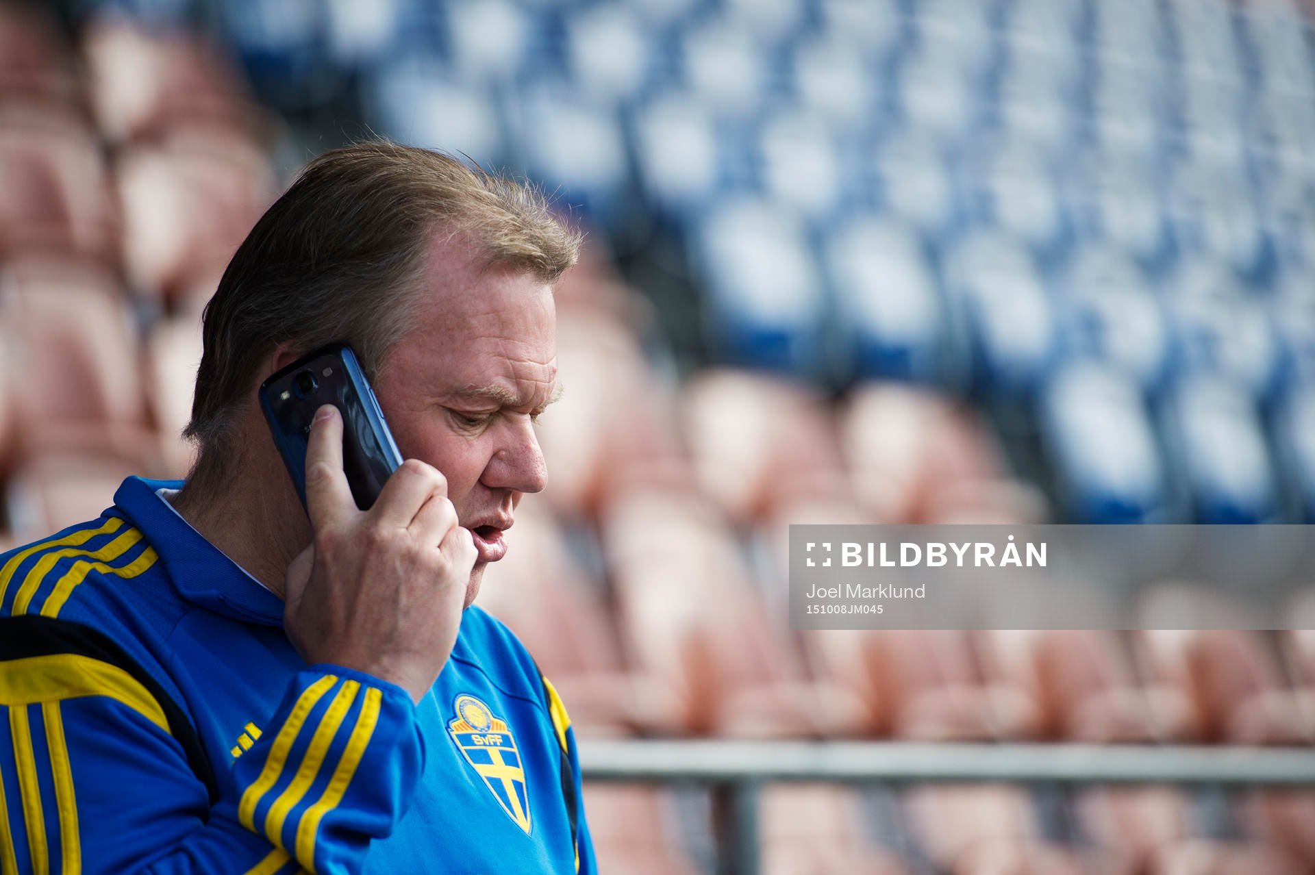 Karl-Erik Nilsson, ordförande Svenska Fotbollförbundet, pratar i telefon under en träning med Sveriges fotbollslandslag den 8 oktober 2015 i Vaduz.