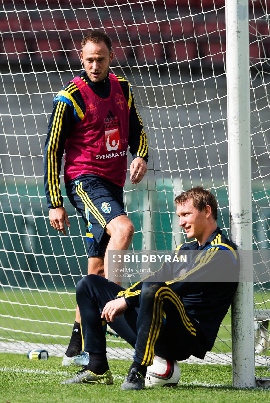 Andreas Granqvist och Kim Källström under en träning med Sveriges fotbollslandslag den 8 oktober 2015 i Vaduz.