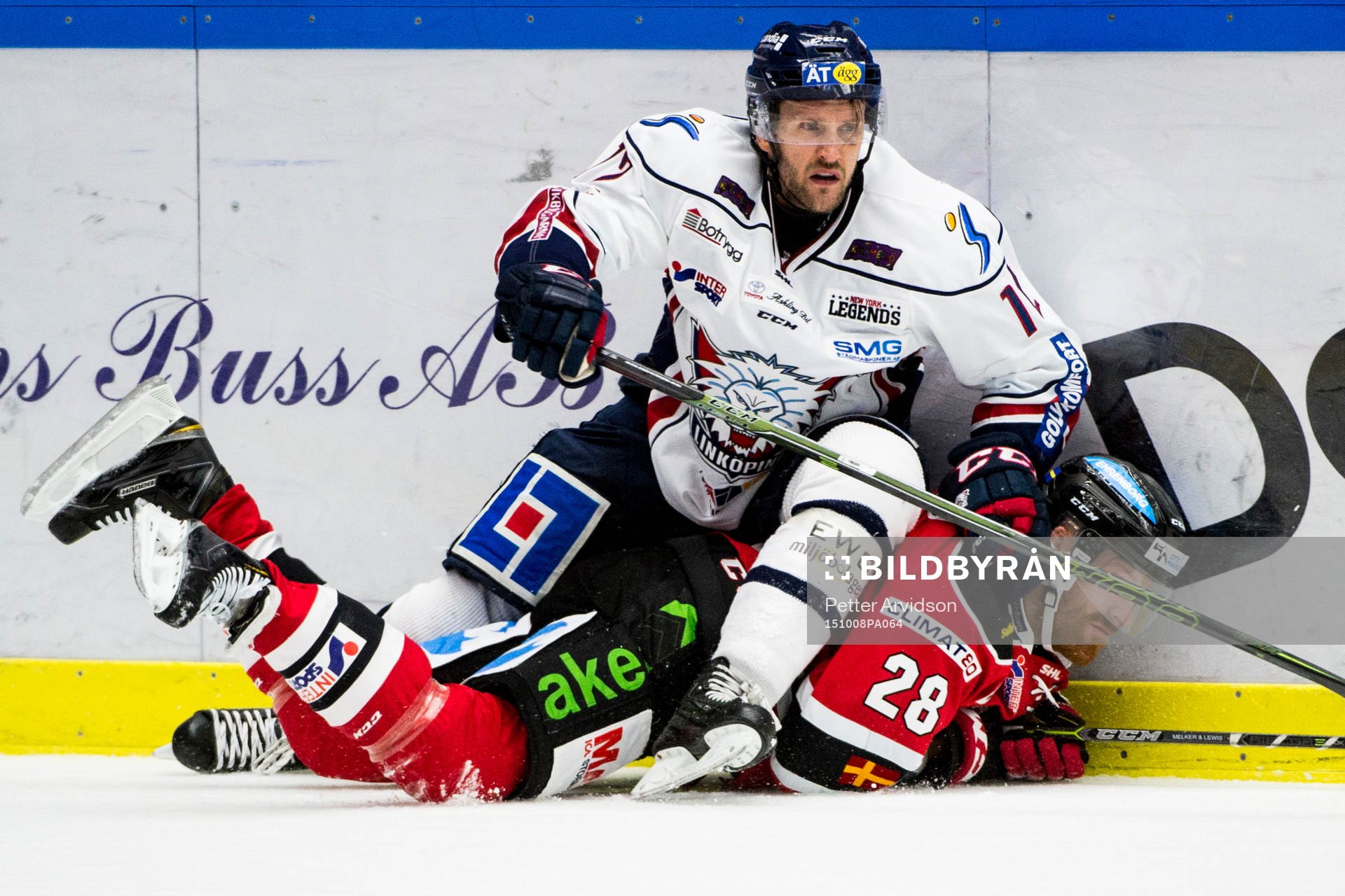 Linköpings Sebastian Karlsson sitter på Malmö Redhawks