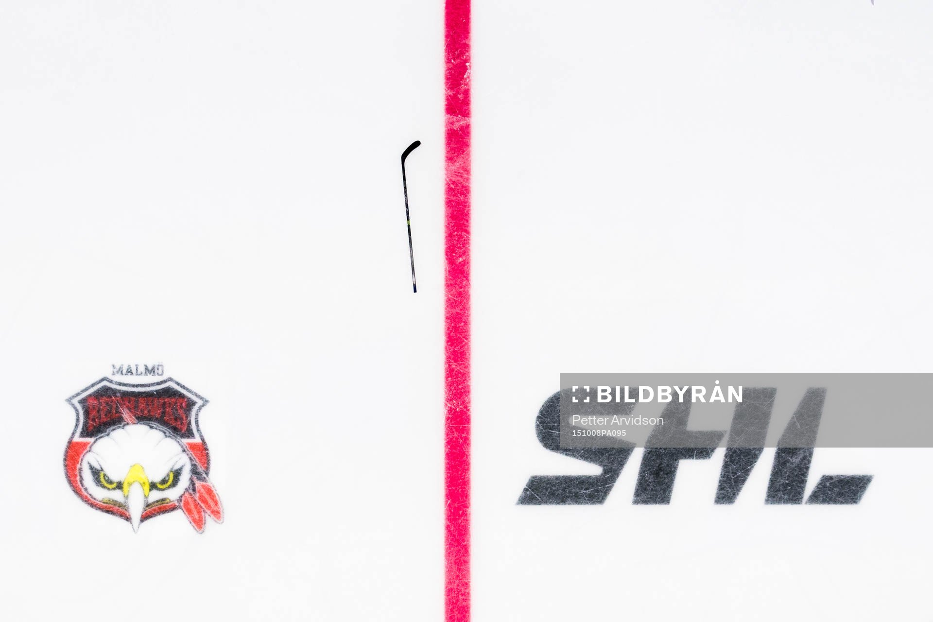 Malmö Redhawks klubbmärke och SHL står i isen och en
