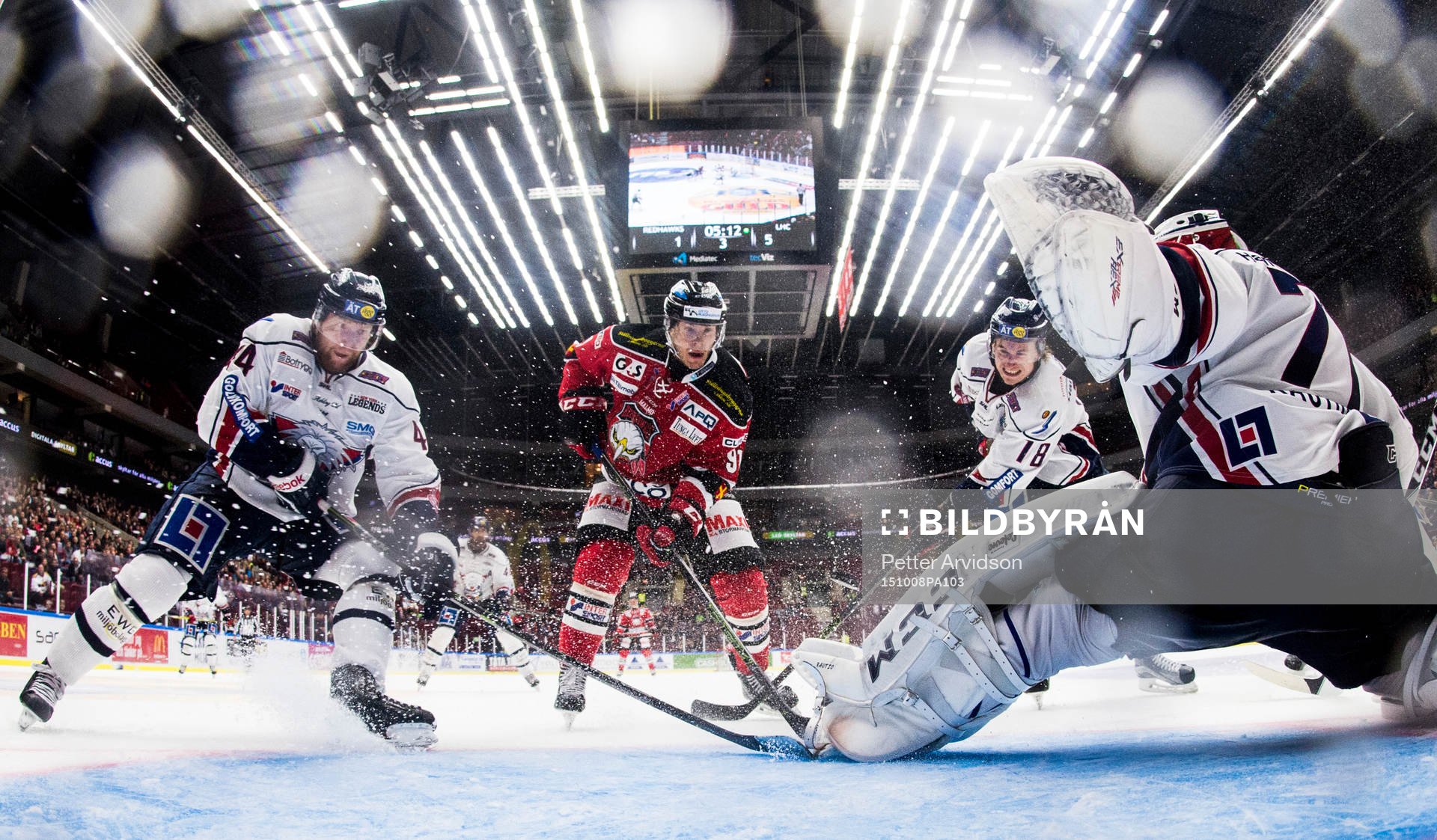 Malmö Redhawks Björn Svensson har öppet mål mot